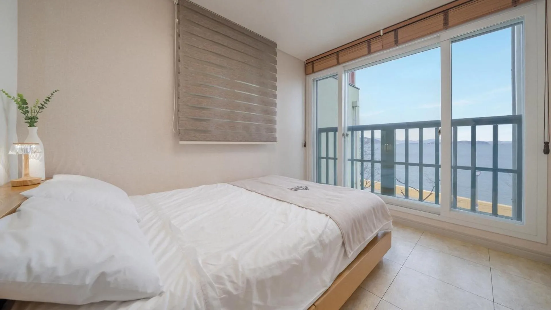 Property building, Bed in Geoje Beachwhite Pension
