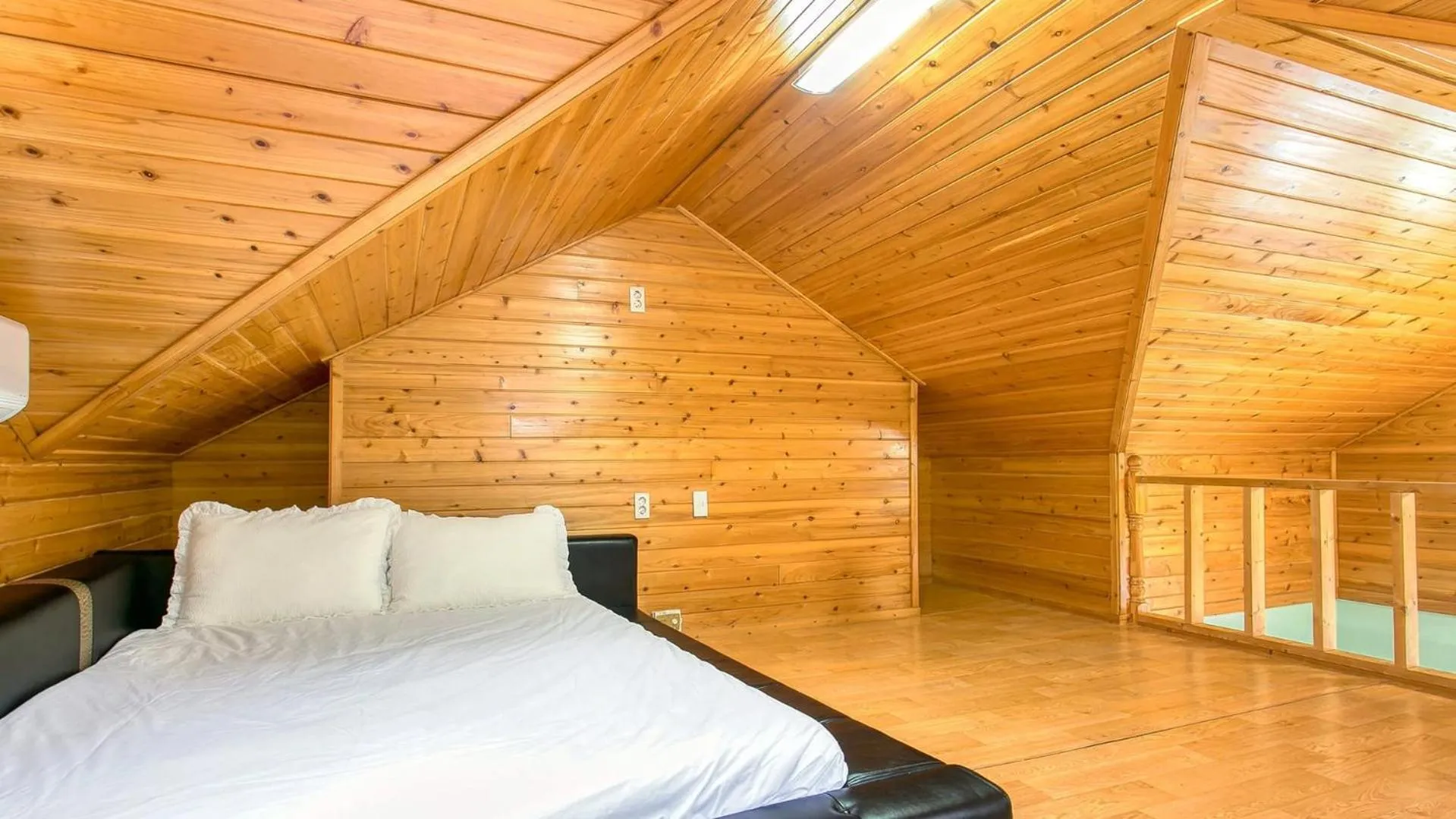 Property building, Bed in Youngheungdo Roma Spa Pension