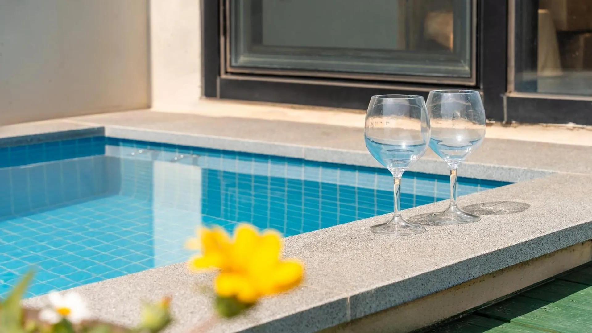 Property building in Geojedo Raonhiljo pollvilla Pension