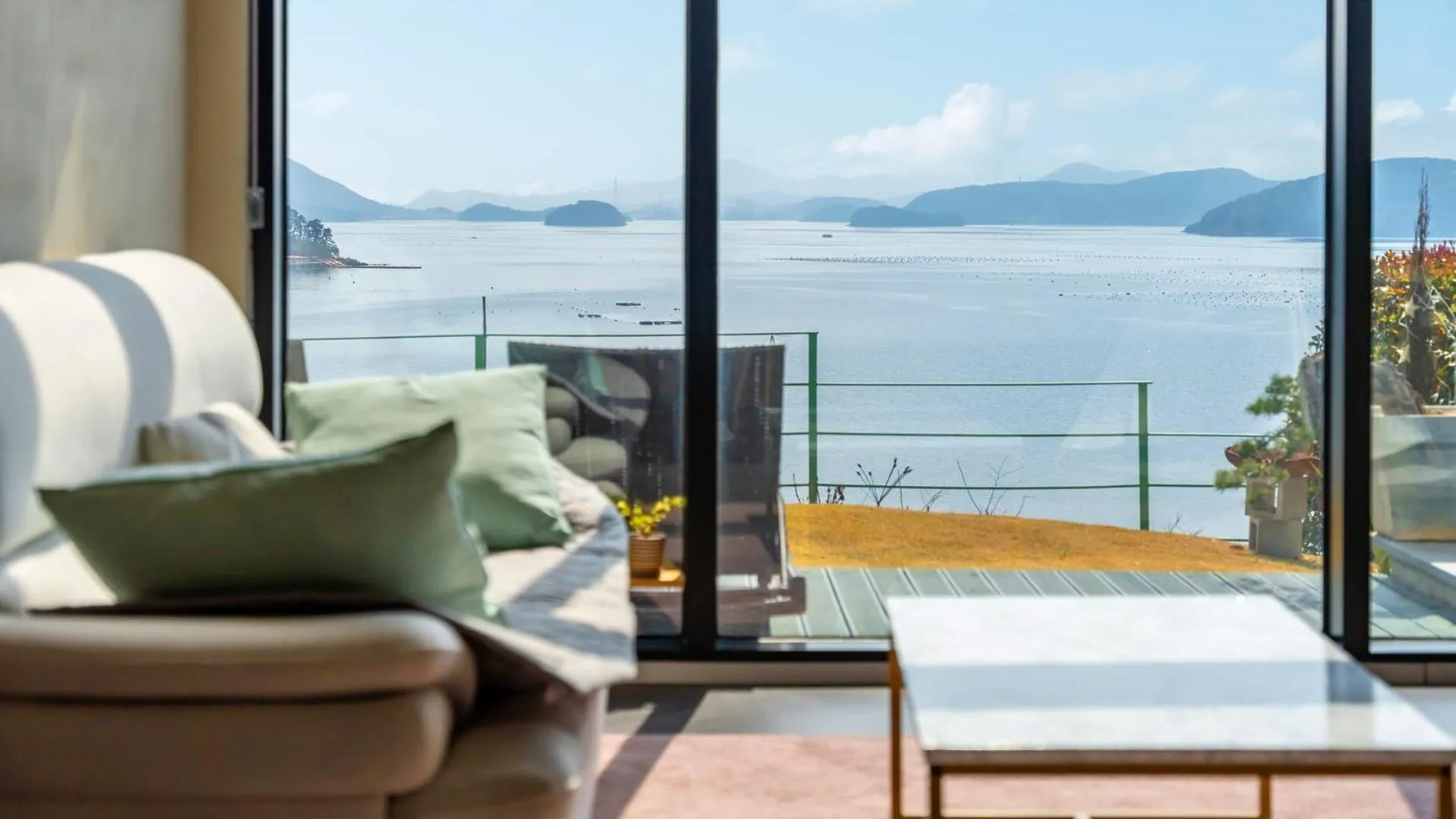 Property building in Geojedo Raonhiljo pollvilla Pension