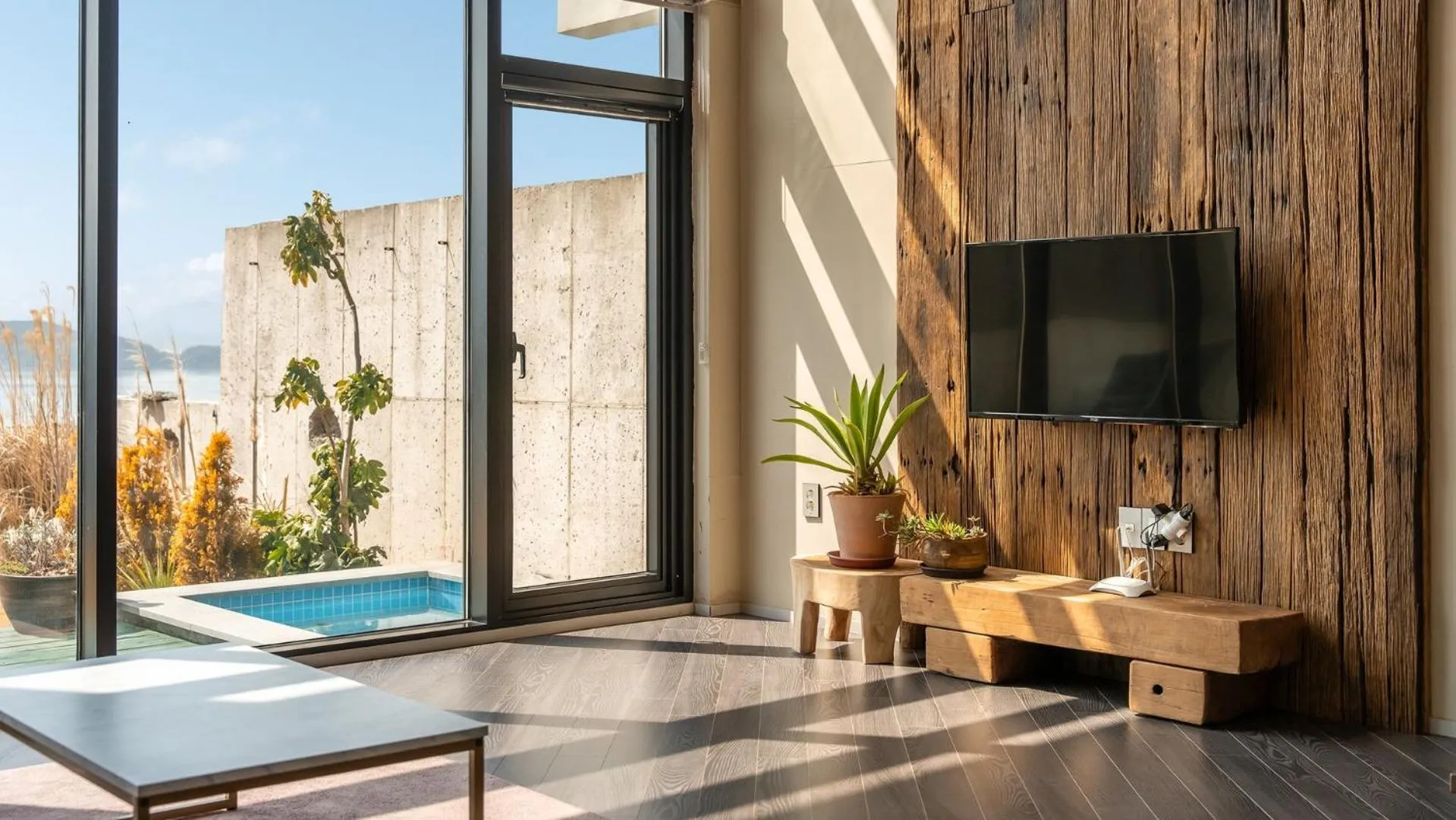 Property building in Geojedo Raonhiljo pollvilla Pension