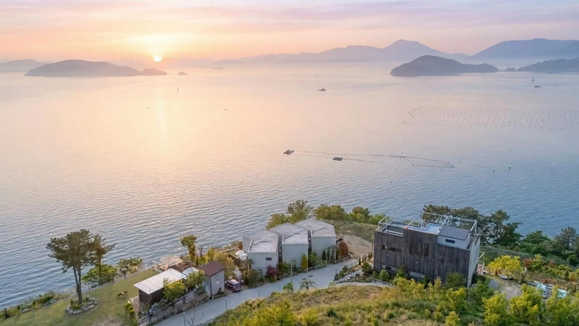 Property building in Geojedo Raonhiljo pollvilla Pension