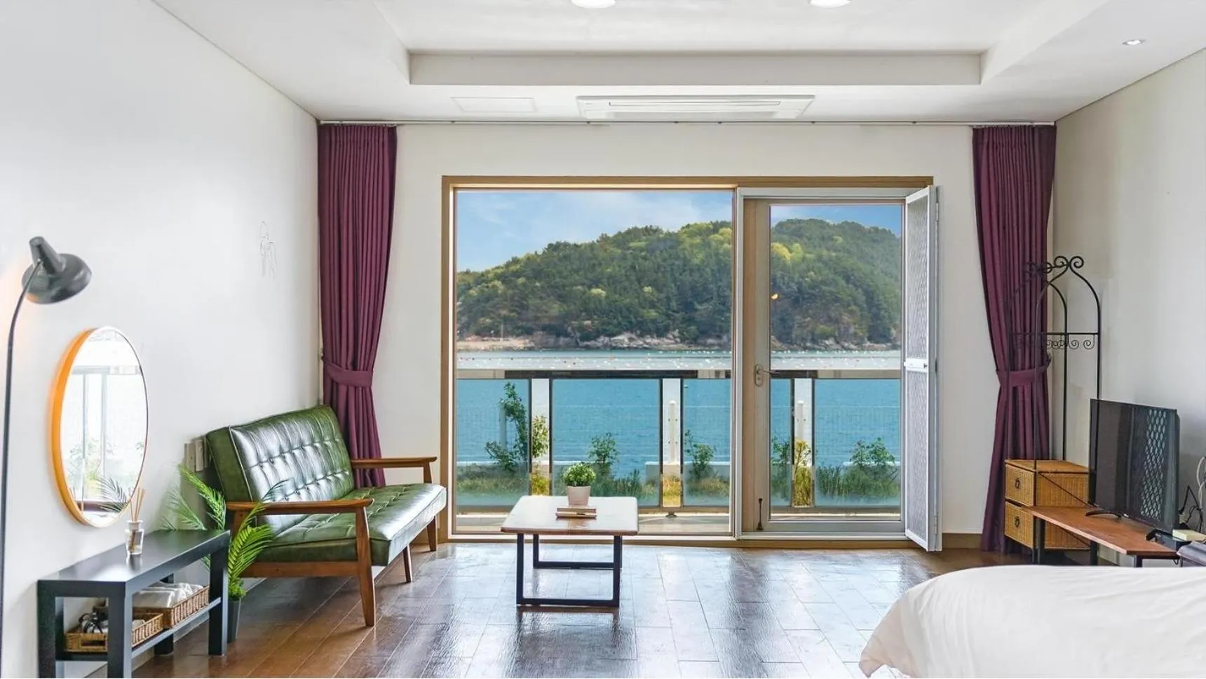 Property building, Bed in Tongyeong Maremio Oceanview Pension