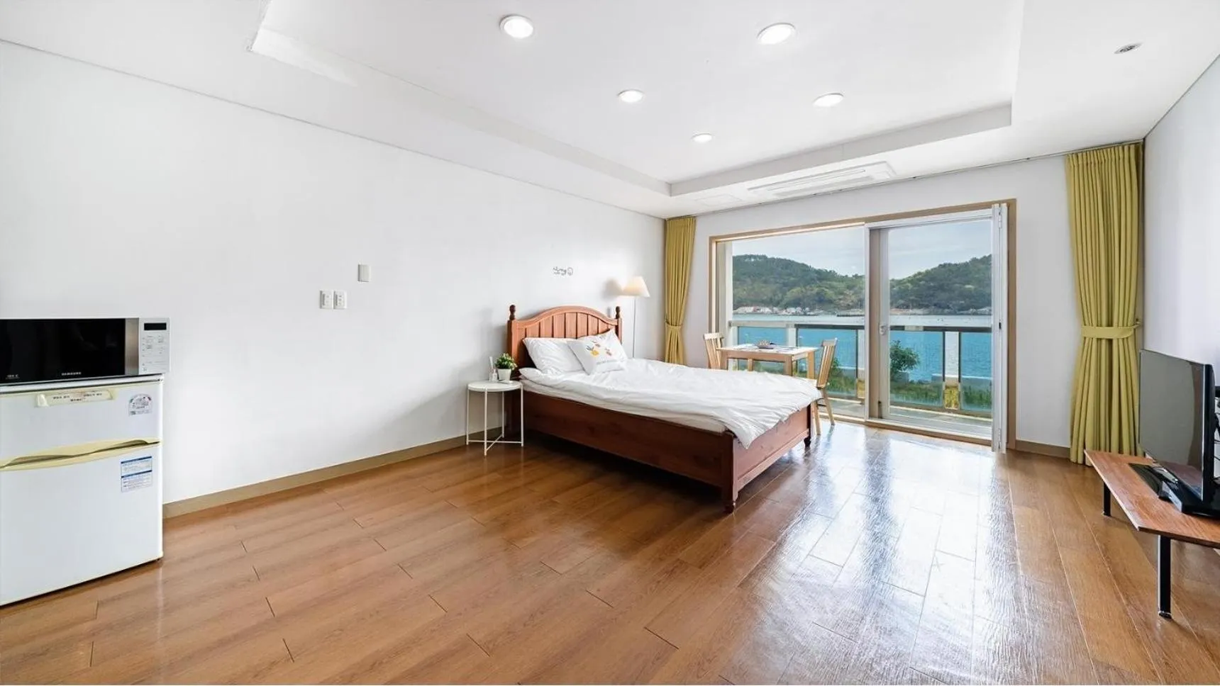 Property building, Bed in Tongyeong Maremio Oceanview Pension