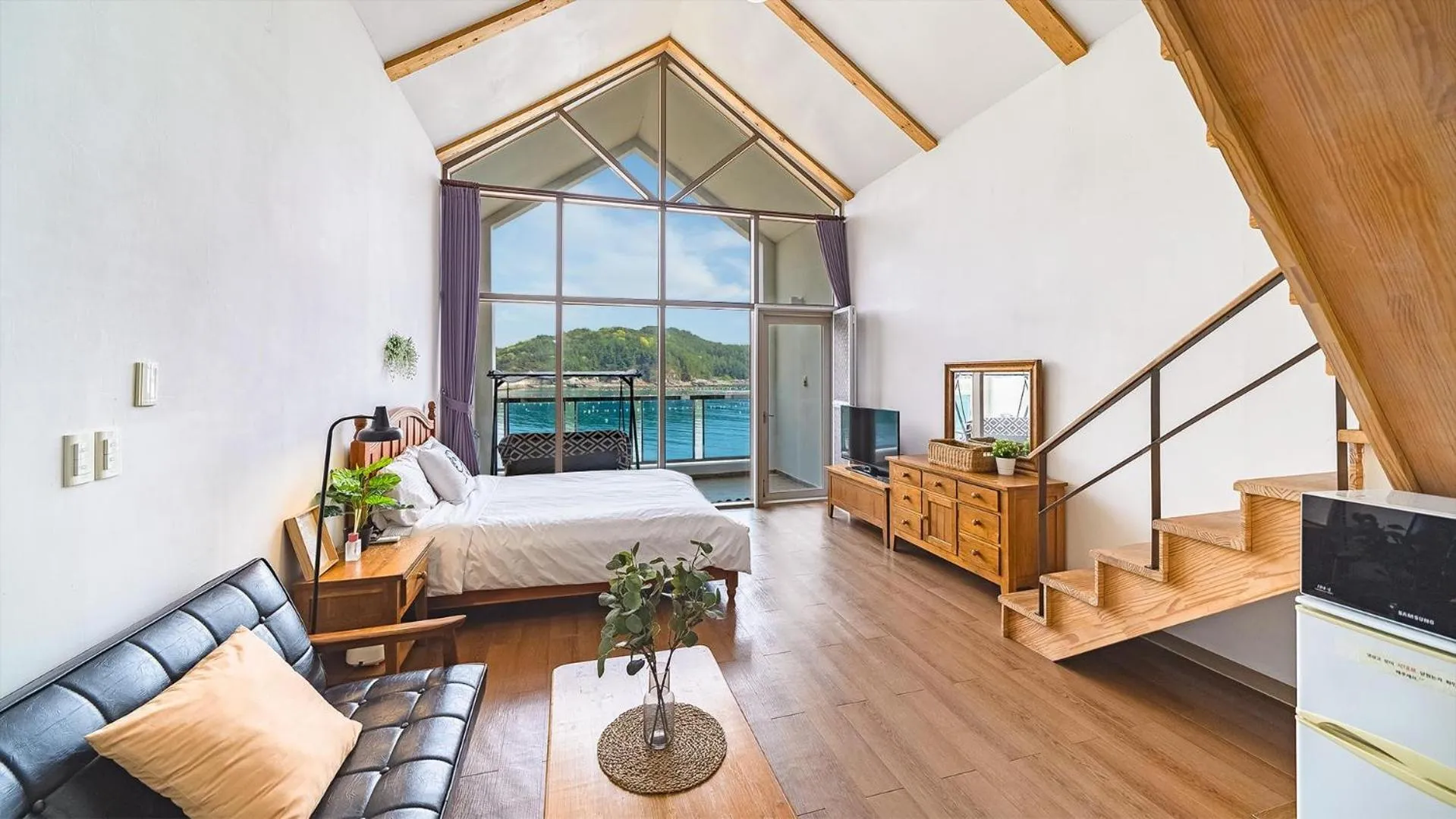 Property building, Bed in Tongyeong Maremio Oceanview Pension