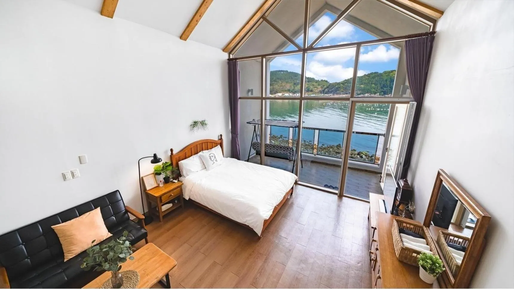 Property building, Bed in Tongyeong Maremio Oceanview Pension