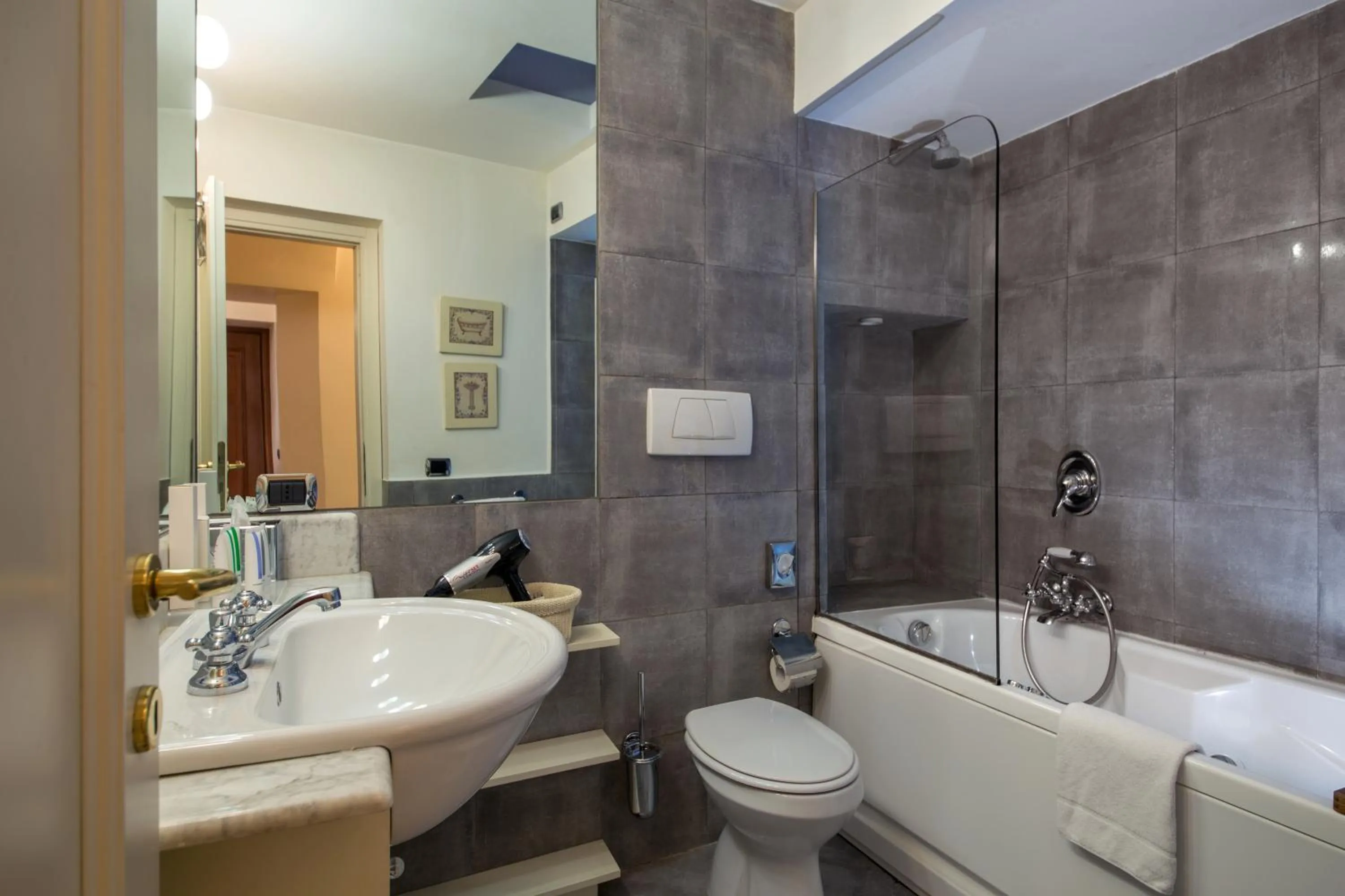 Bathroom in HOTEL ADRIANO Rooftop