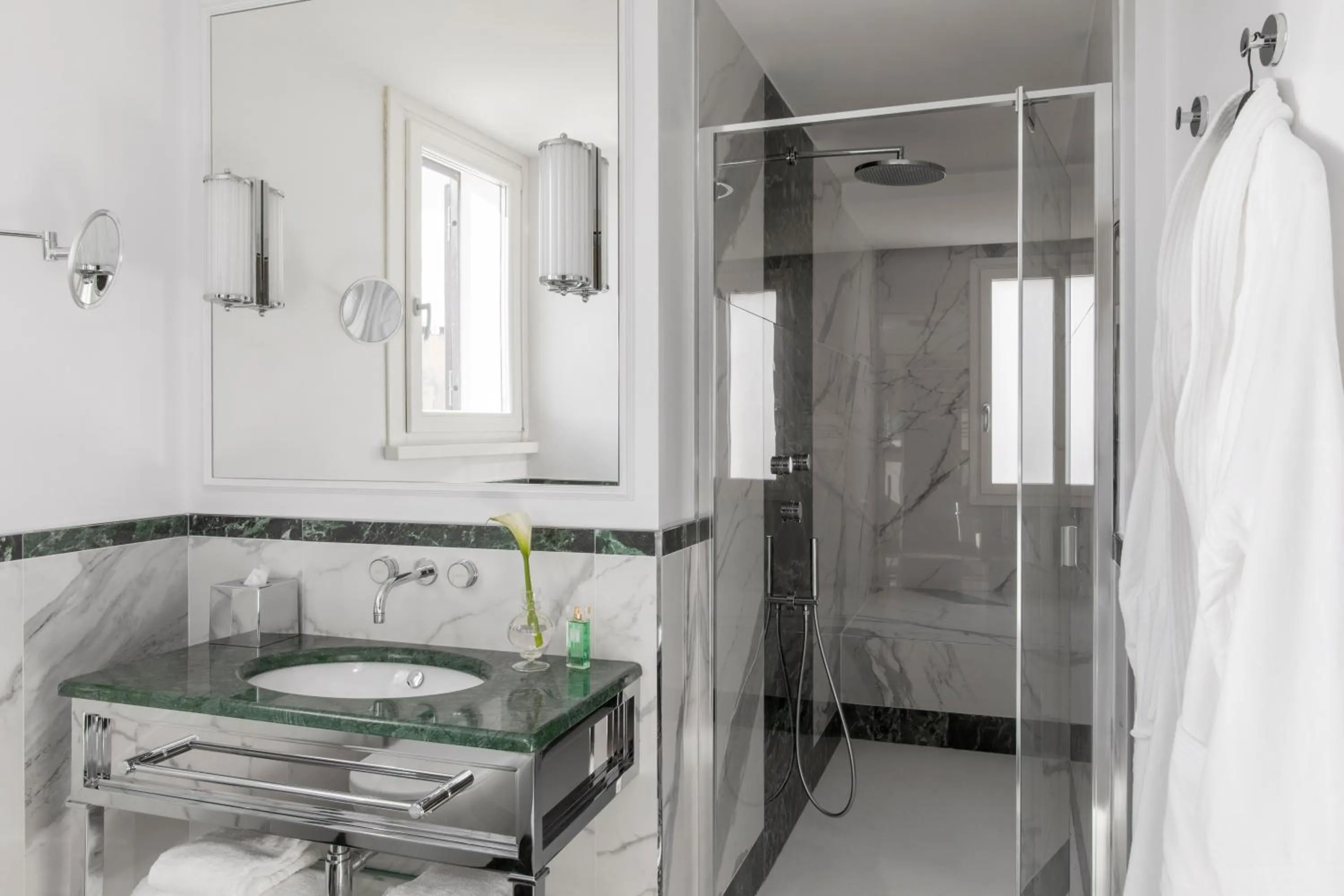 Shower in HOTEL ADRIANO Rooftop