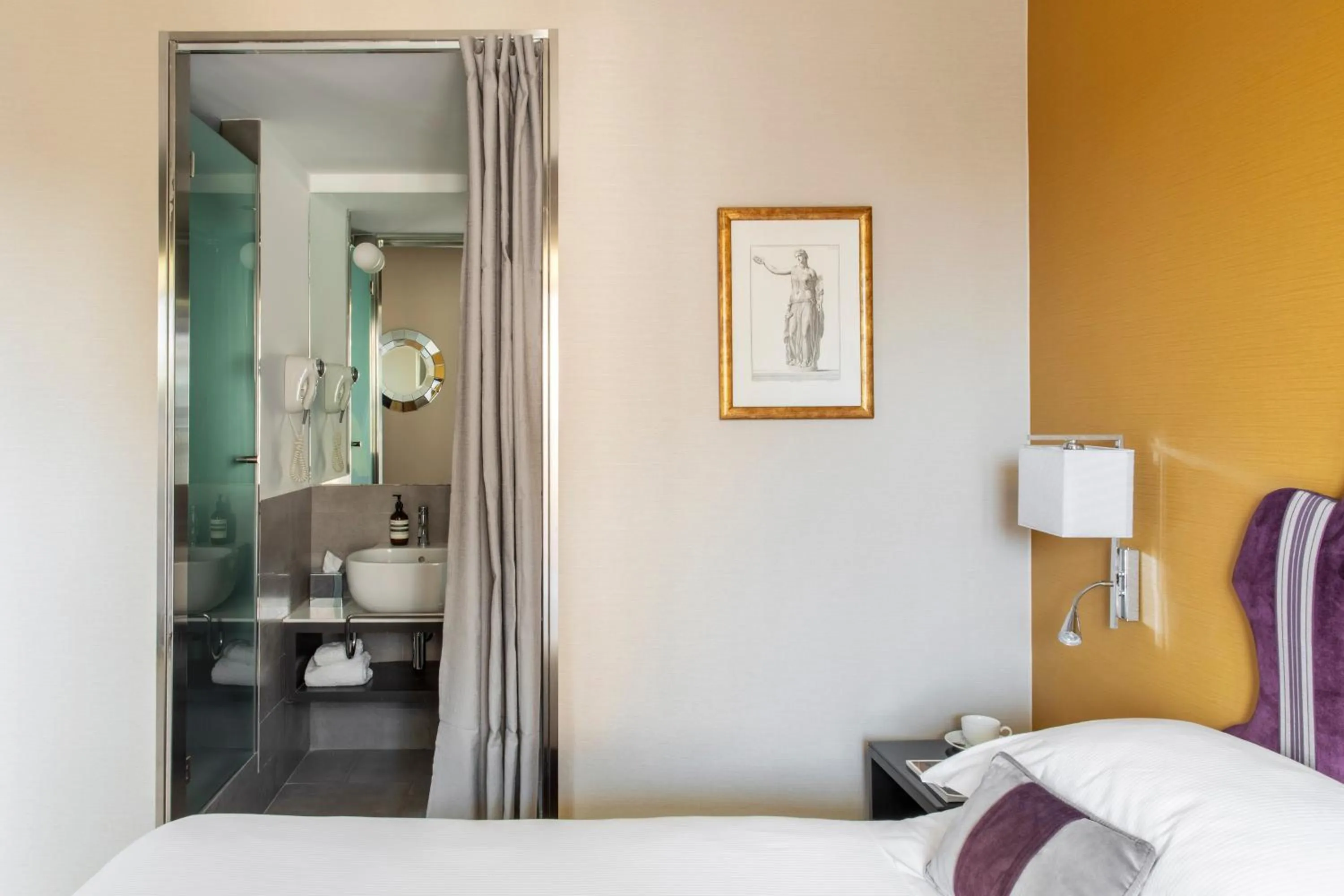 Shower, Bed in HOTEL ADRIANO Rooftop