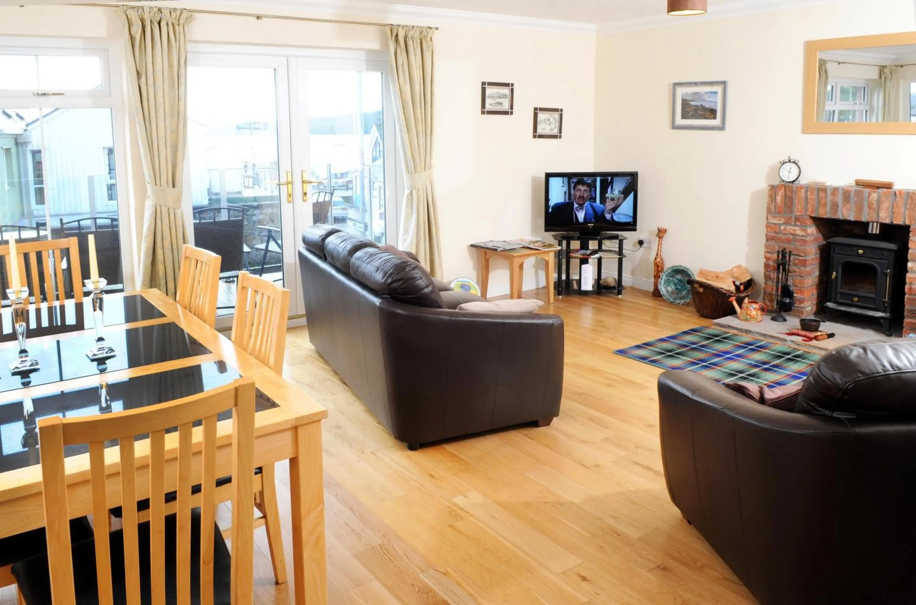 Communal lounge/ TV room in Stonewater House Vegan Bed and Breakfast