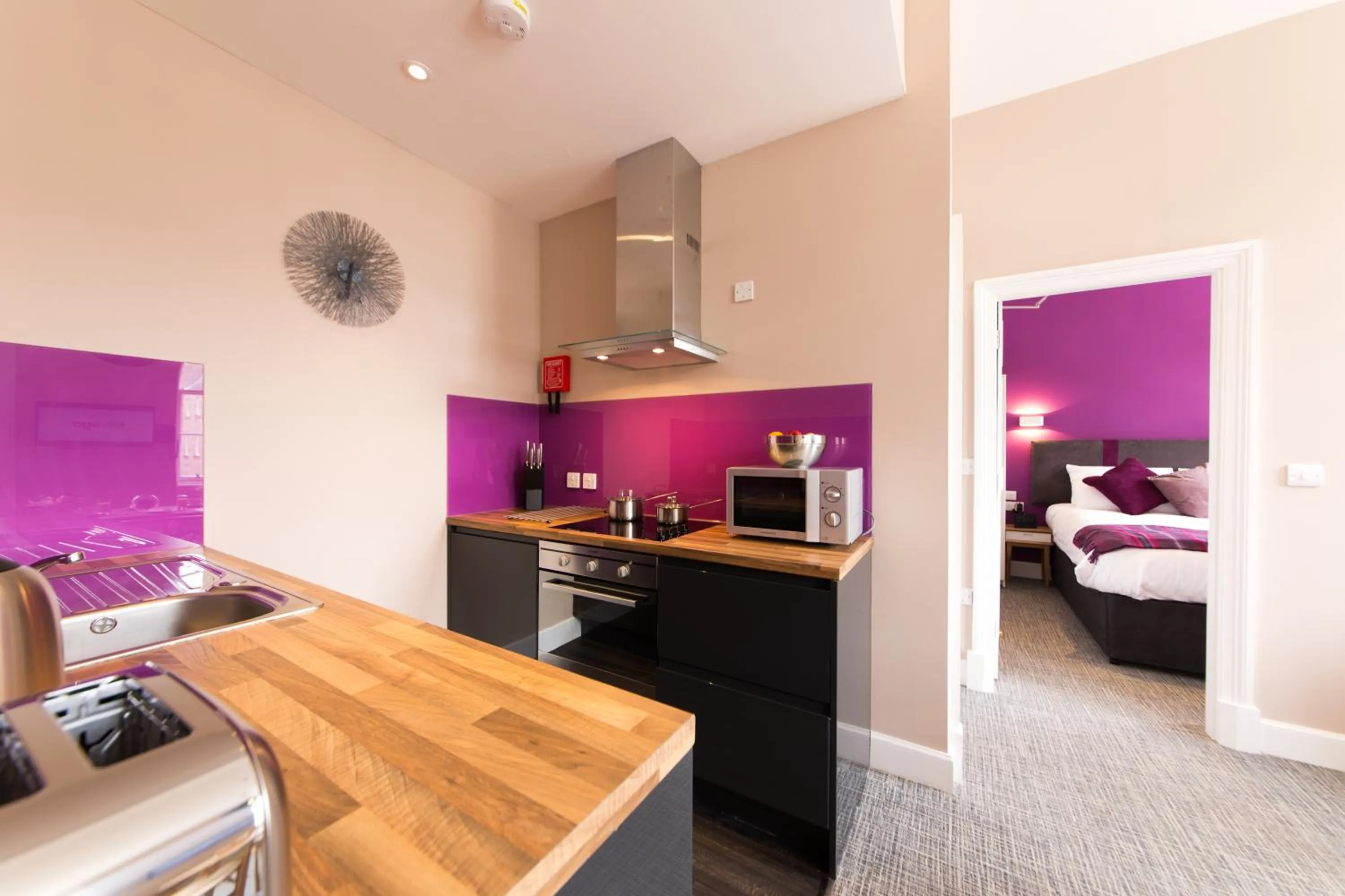 Kitchen or kitchenette, Bed in The Spires Serviced Apartments Edinburgh