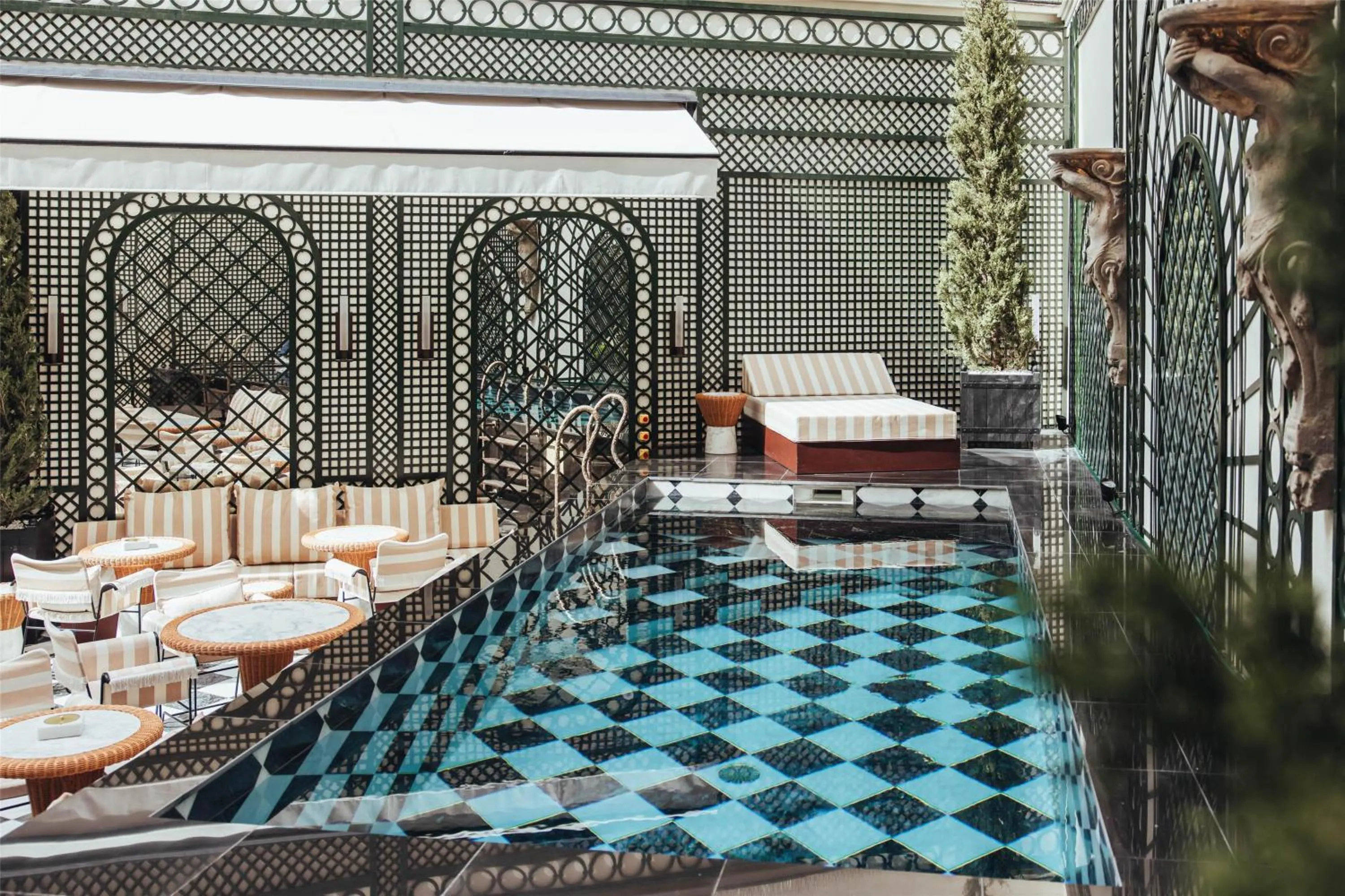 Dining area in Hotel SAX Paris, LXR Hotels & Resorts