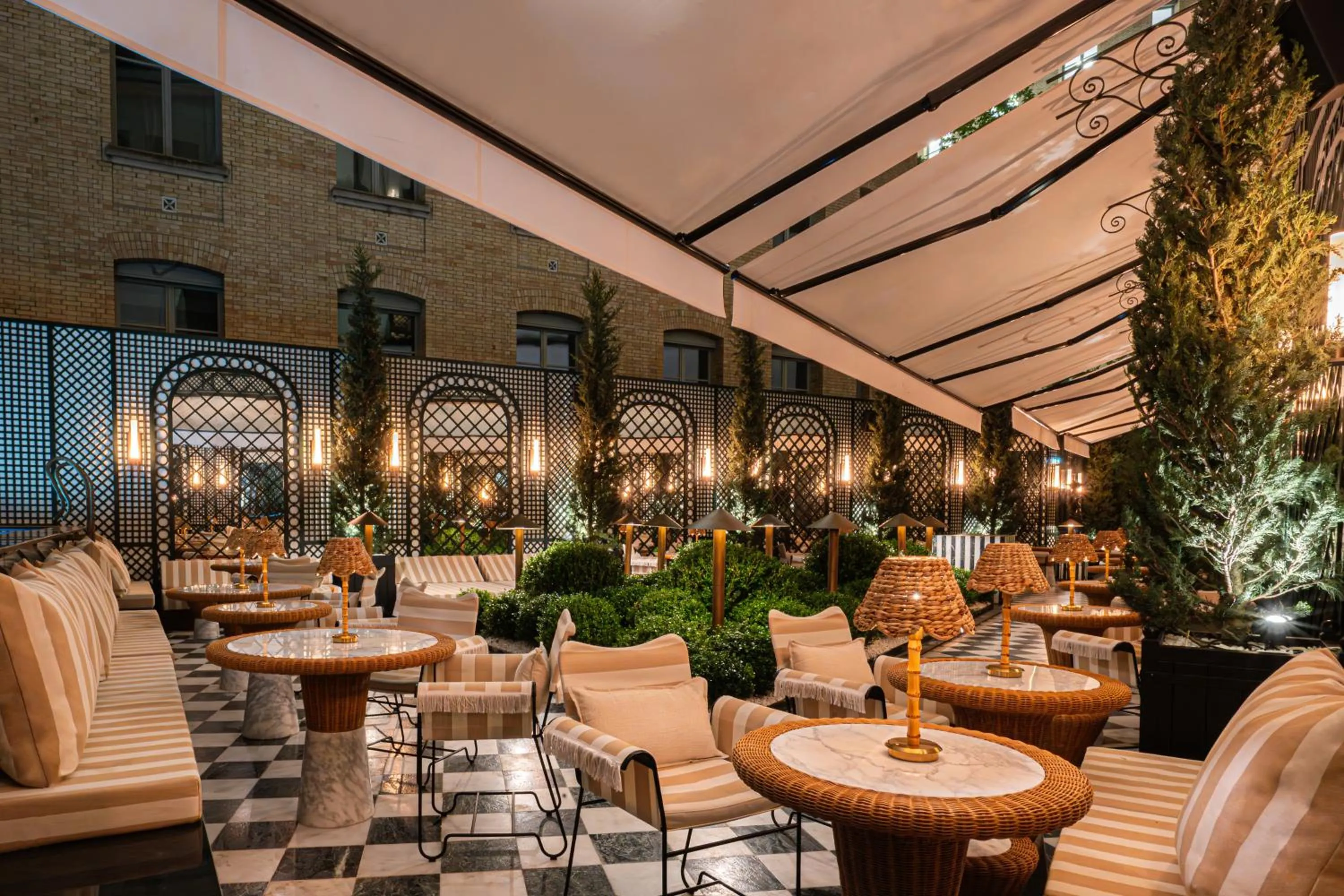 Restaurant/places to eat in Hotel SAX Paris, LXR Hotels & Resorts