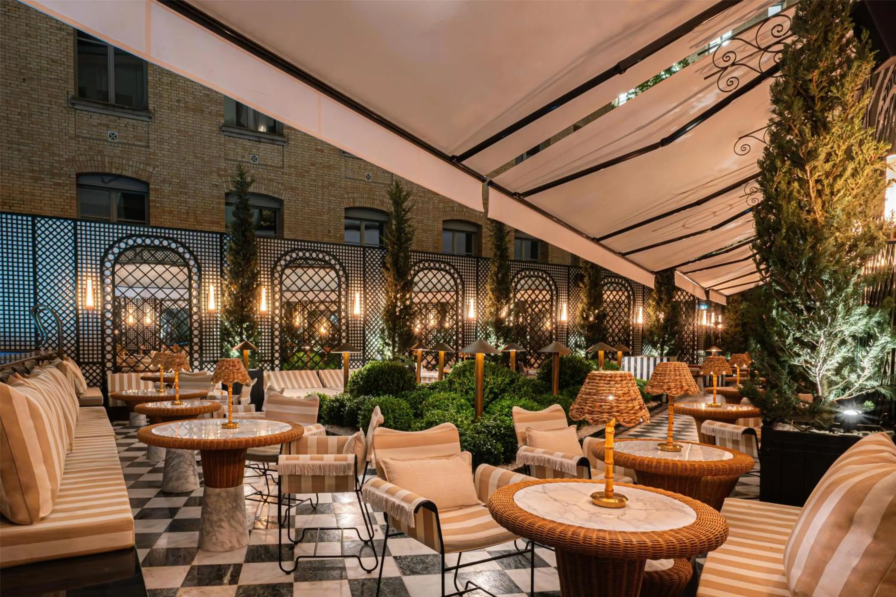 Restaurant/places to eat in Hotel SAX Paris, LXR Hotels & Resorts