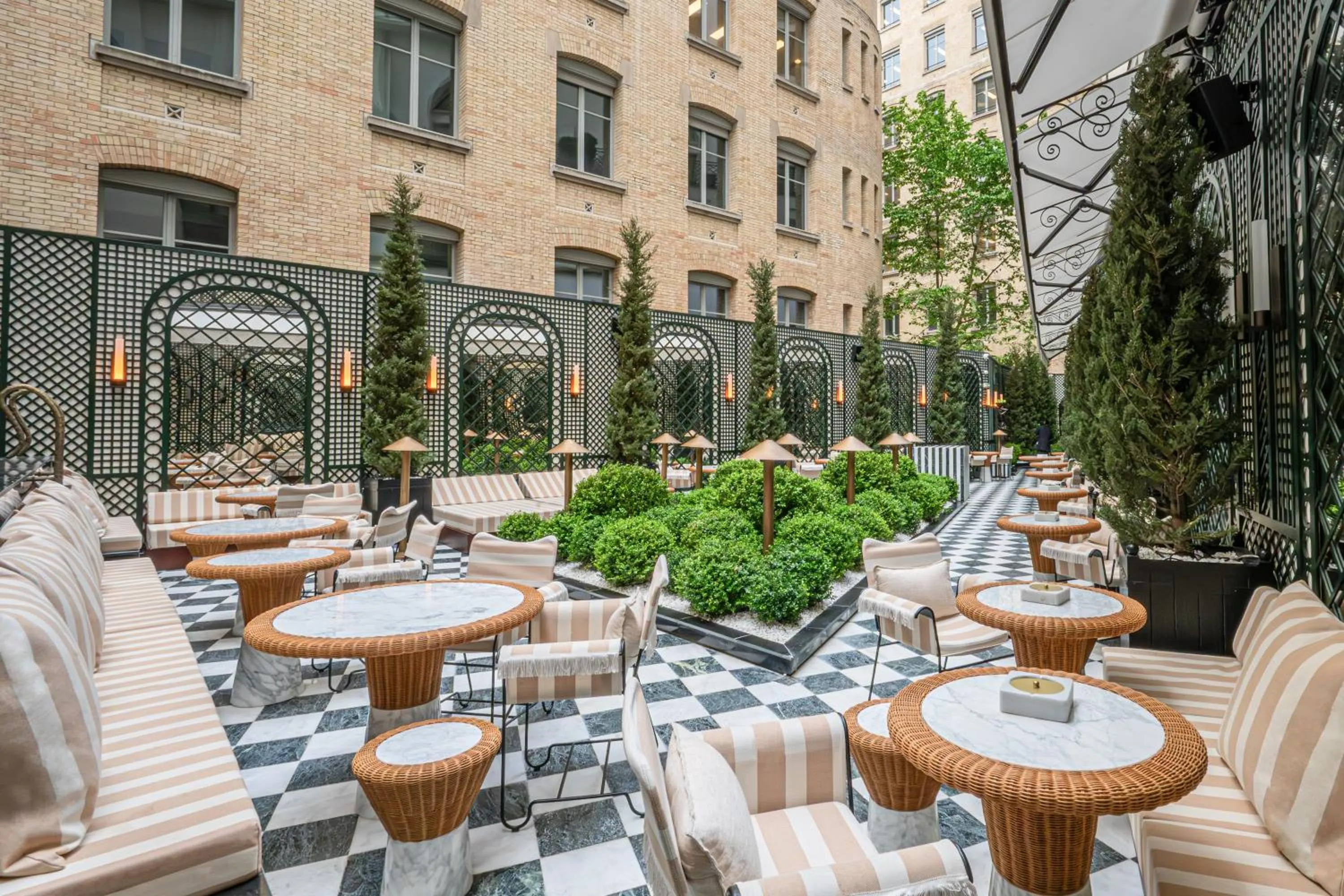 Restaurant/places to eat in Hotel SAX Paris, LXR Hotels & Resorts