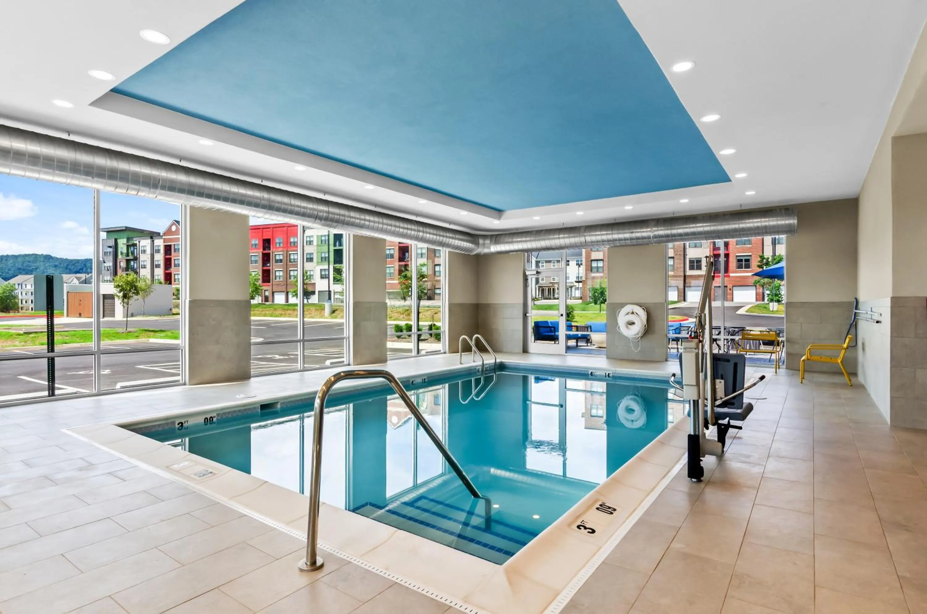 Swimming pool in Hampton Inn Daleville