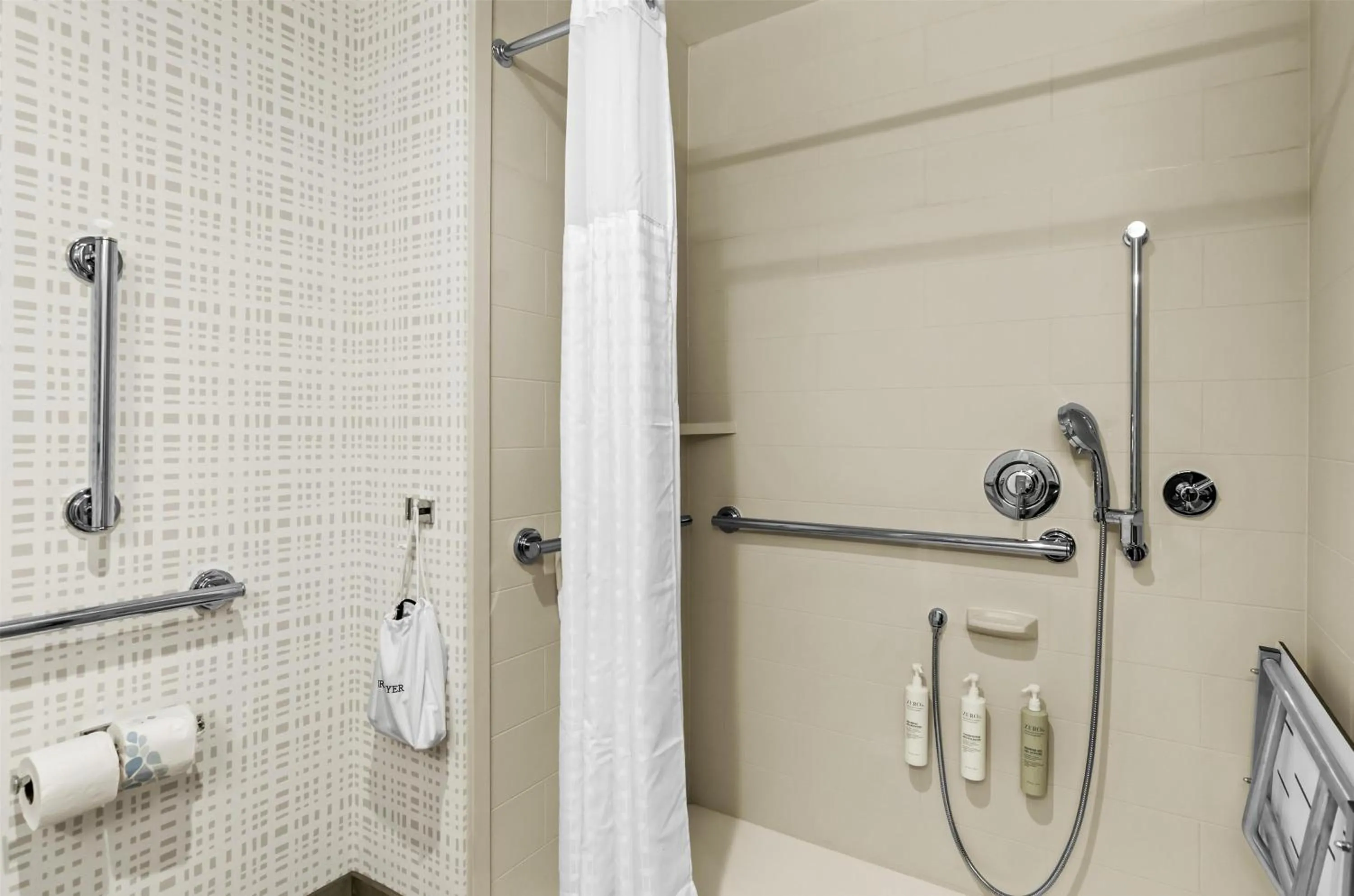 Bathroom in Hampton Inn Daleville