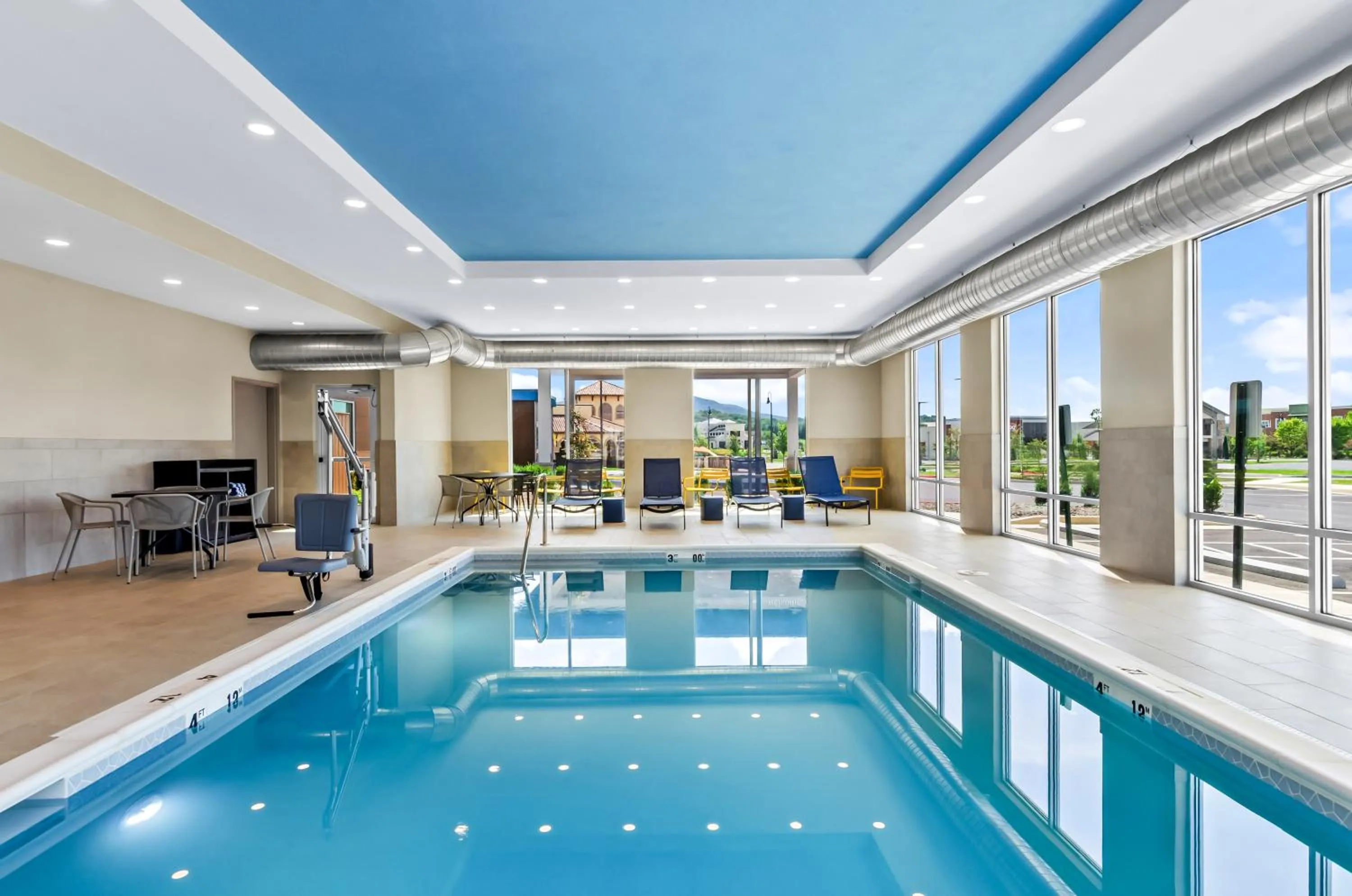 Swimming pool in Hampton Inn Daleville