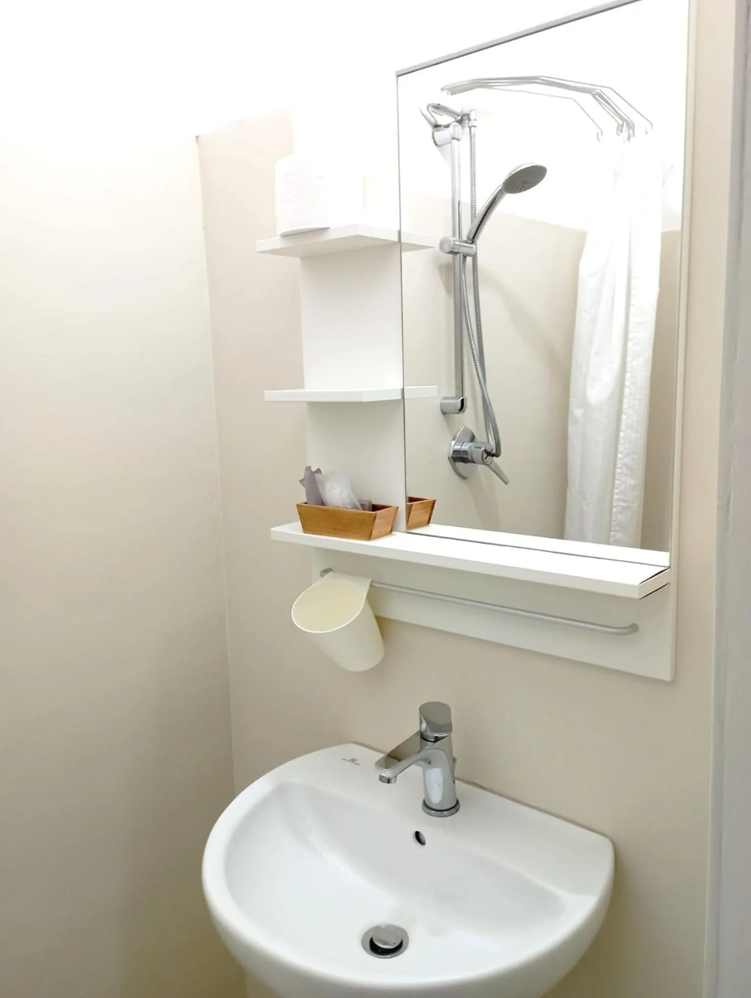 Shower in Villa Gioiosa Beach & Water Park B&B