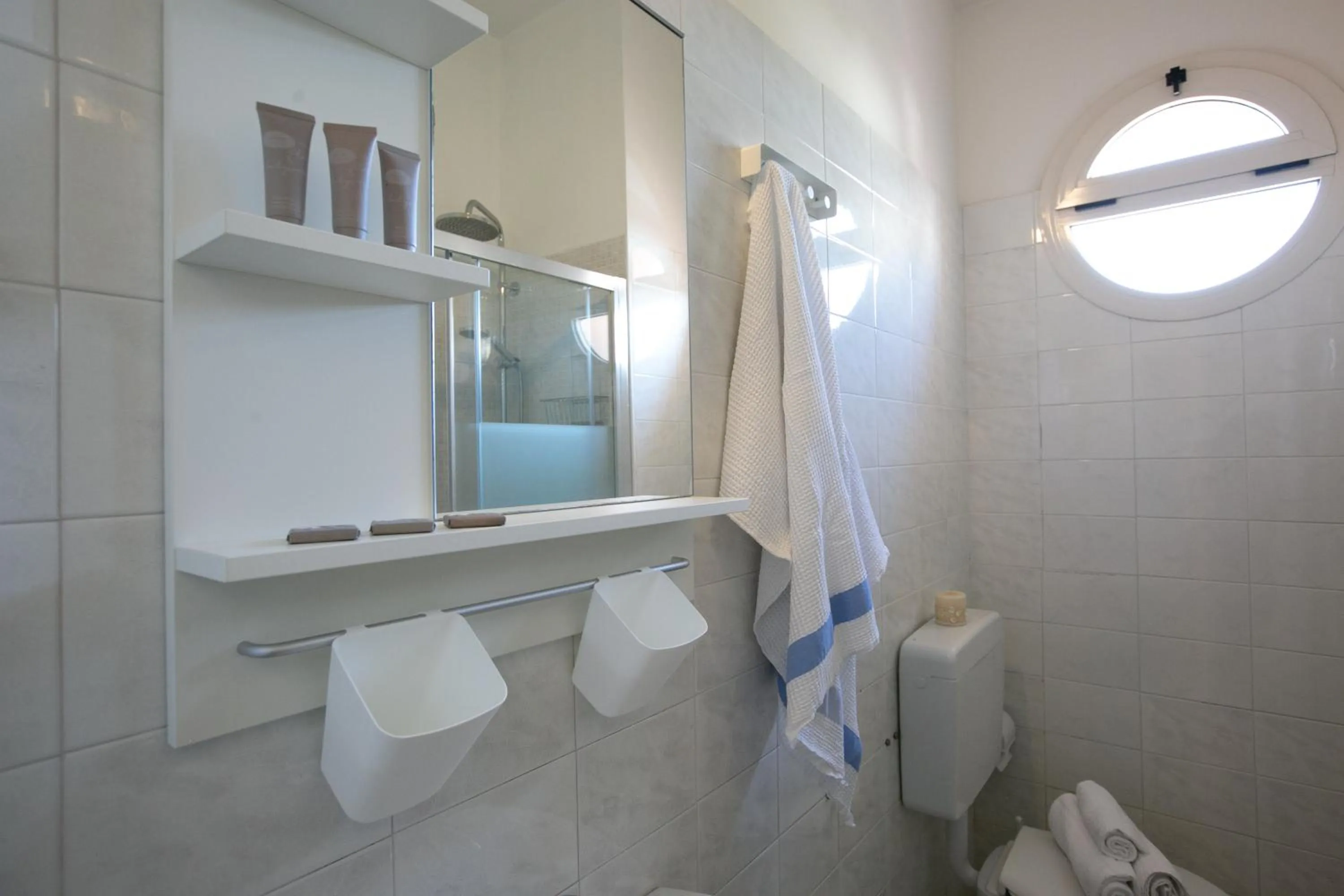 Shower in Villa Gioiosa Beach & Water Park B&B