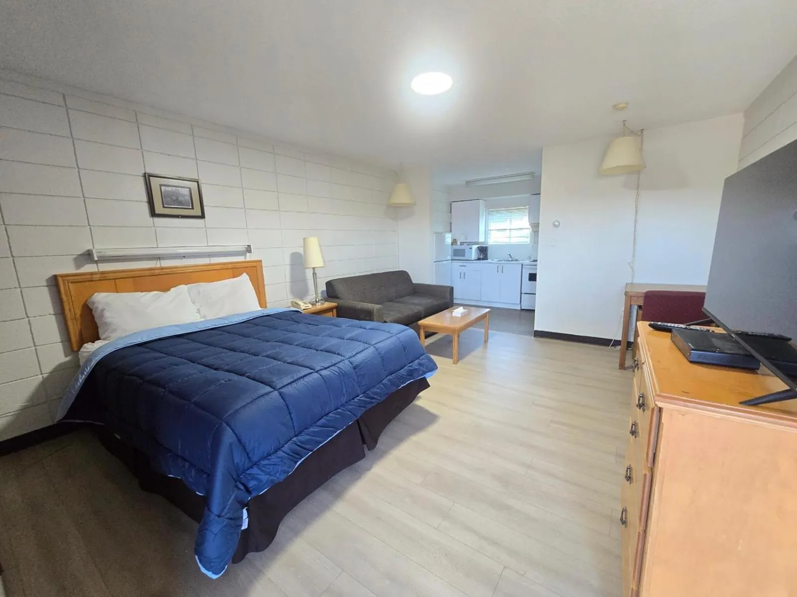 Living room, Bed in Camelot Court Motel