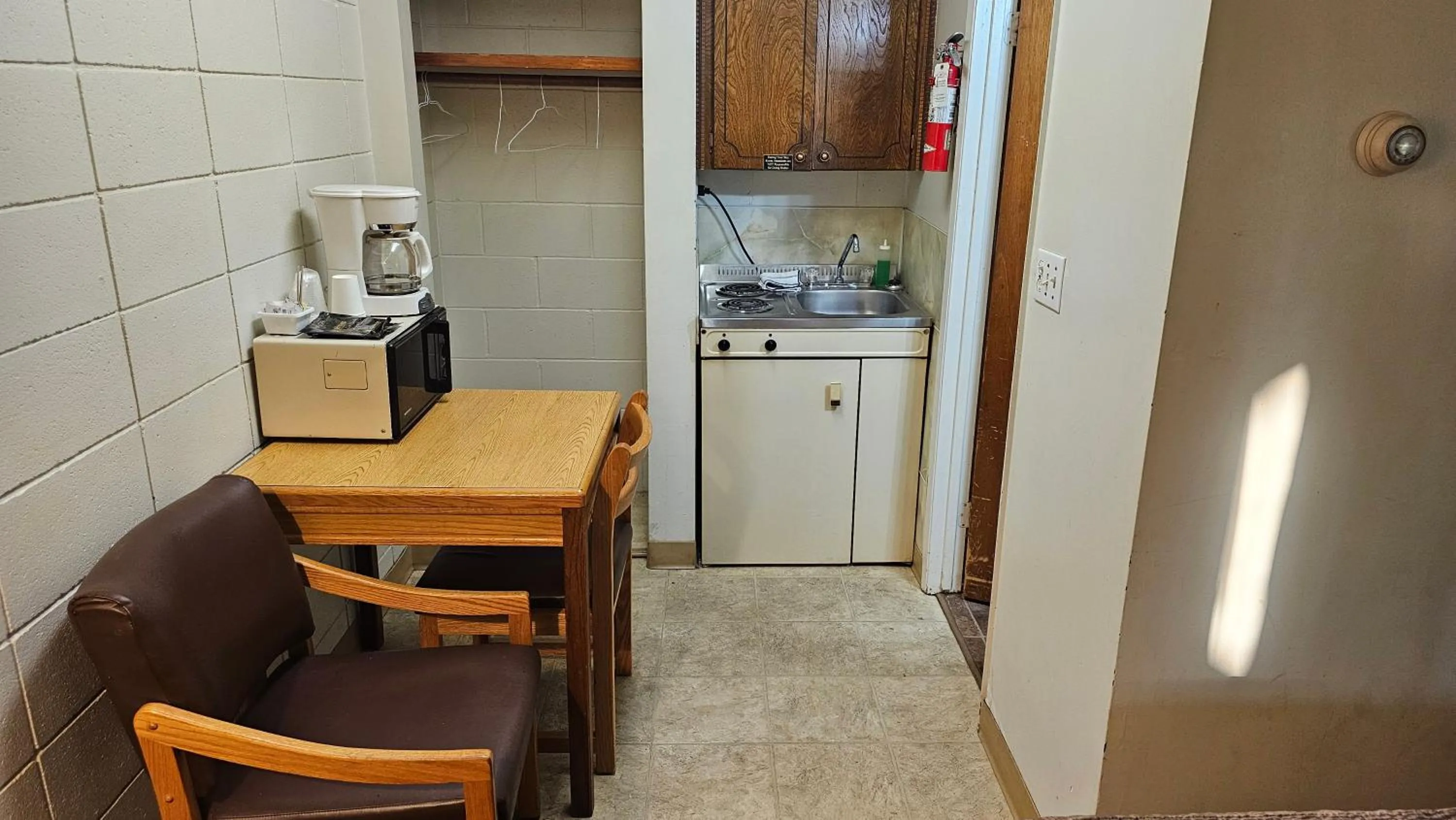 Coffee/tea facilities in Camelot Court Motel