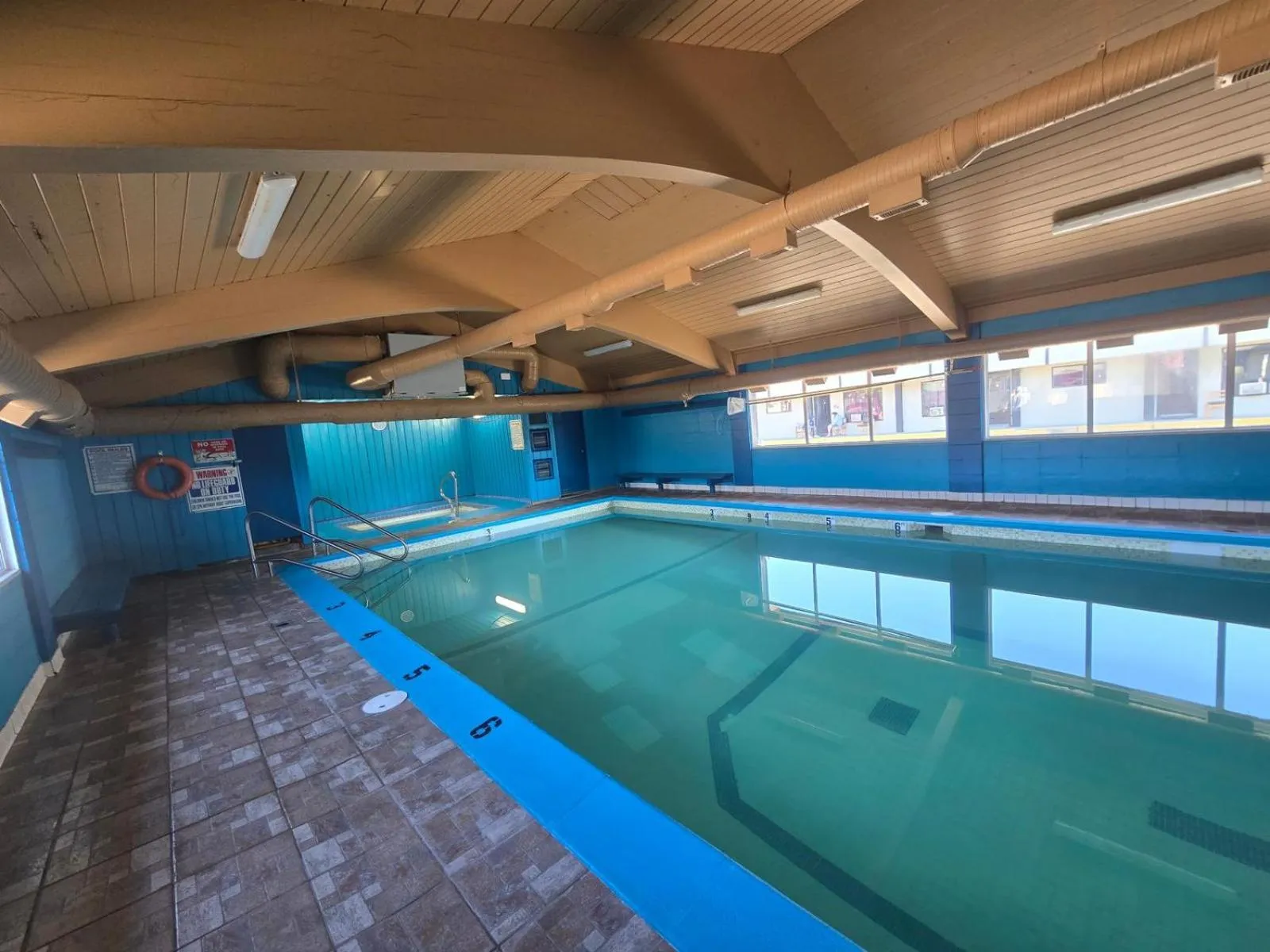 Swimming pool in Camelot Court Motel