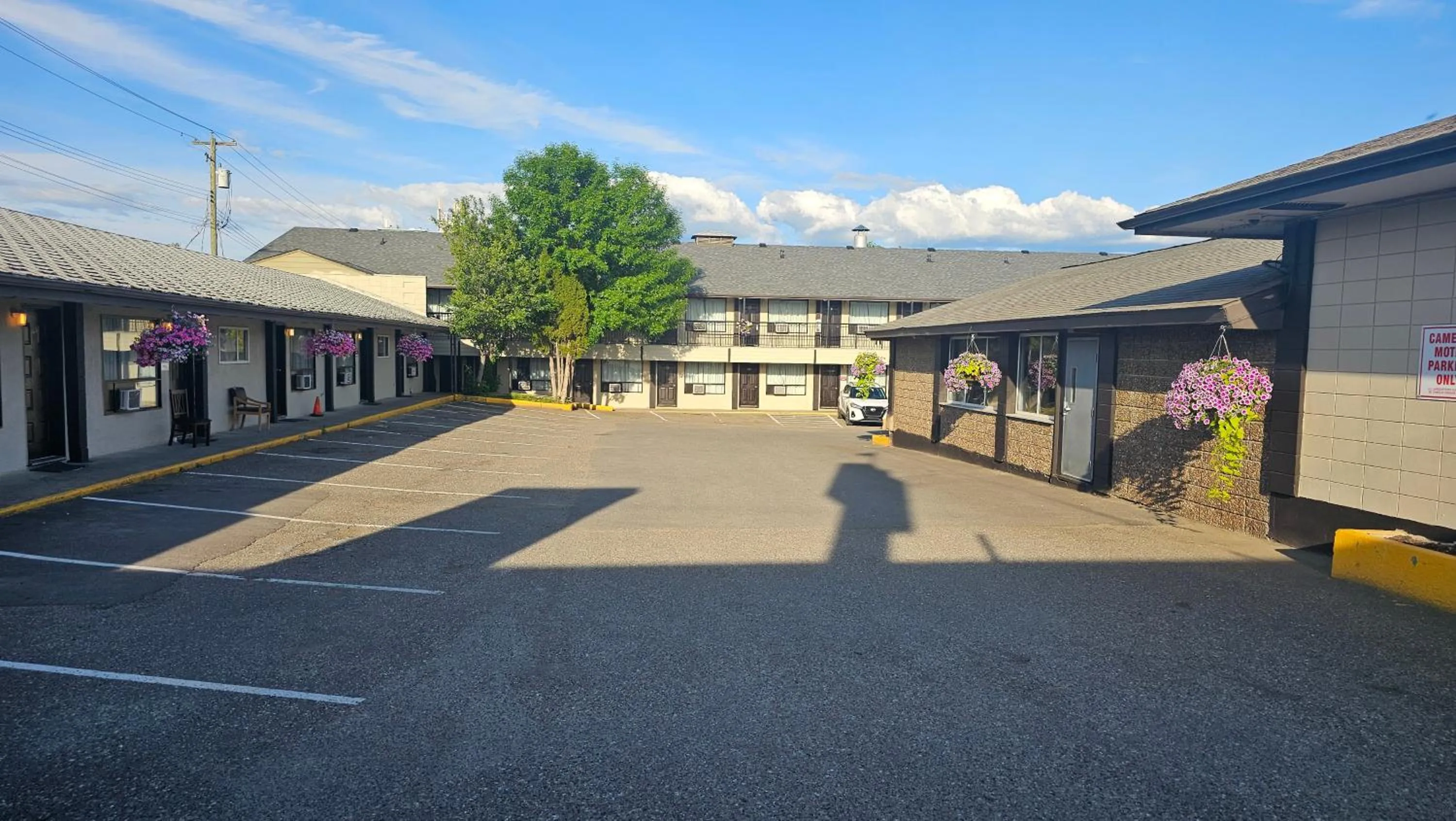 Parking in Camelot Court Motel