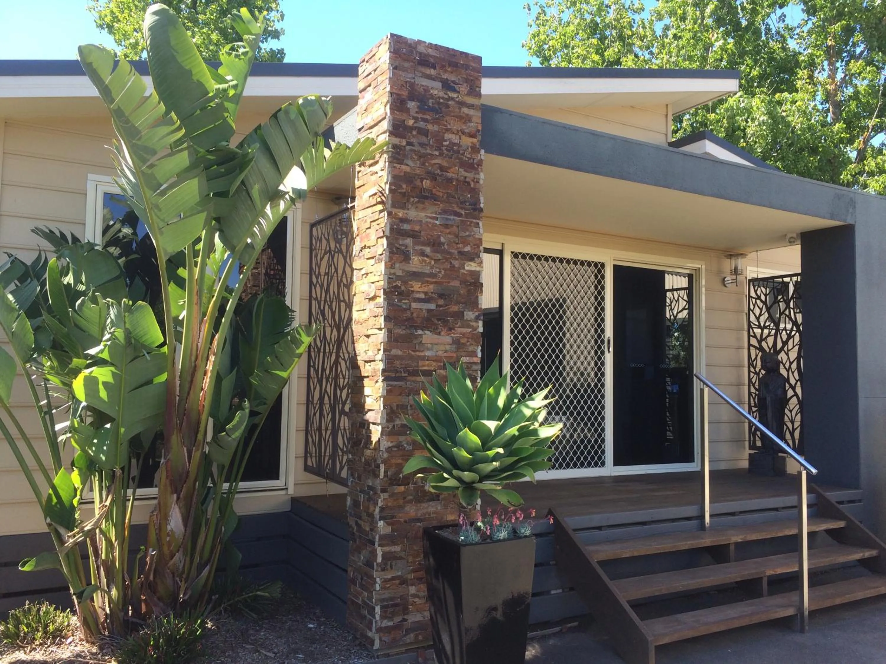 Facade/entrance in Emerald Ridge