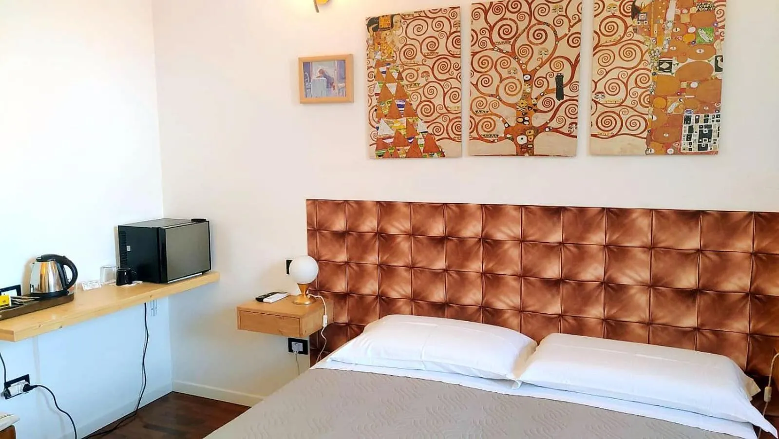 Shower, Bed in Villa Liberty B&B