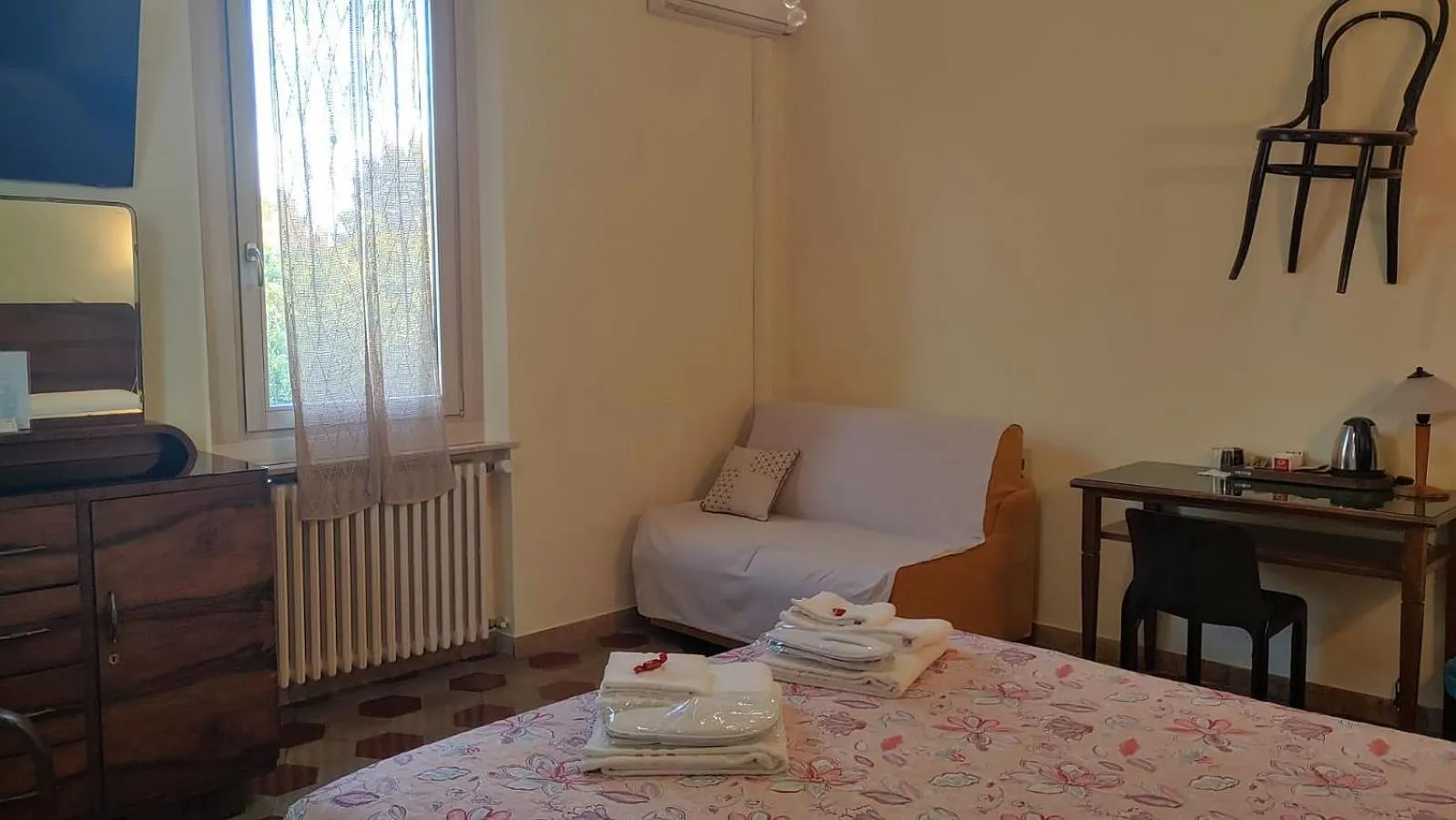 View (from property/room), Bed in Villa Liberty B&B