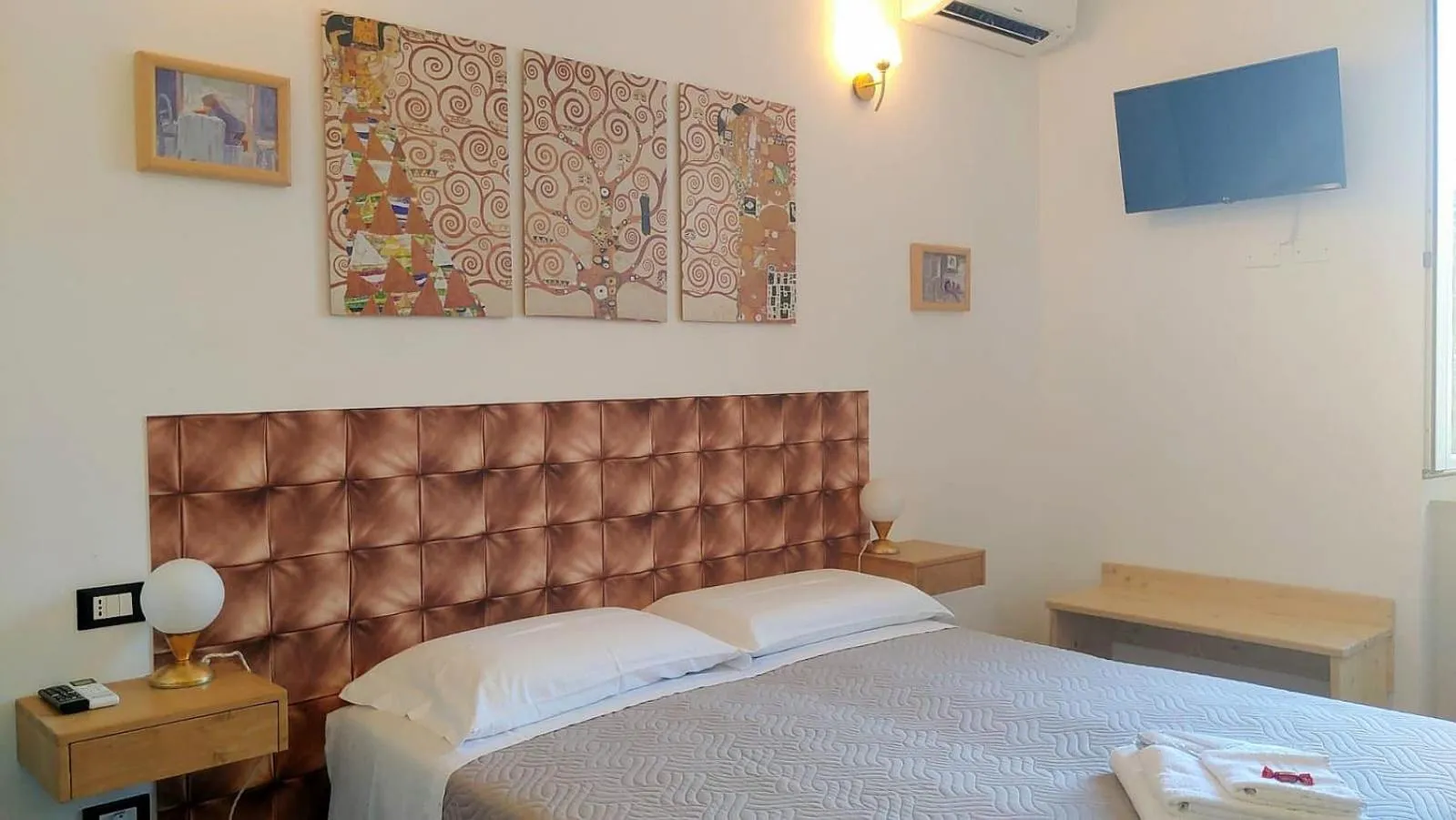 Shower, Bed in Villa Liberty B&B