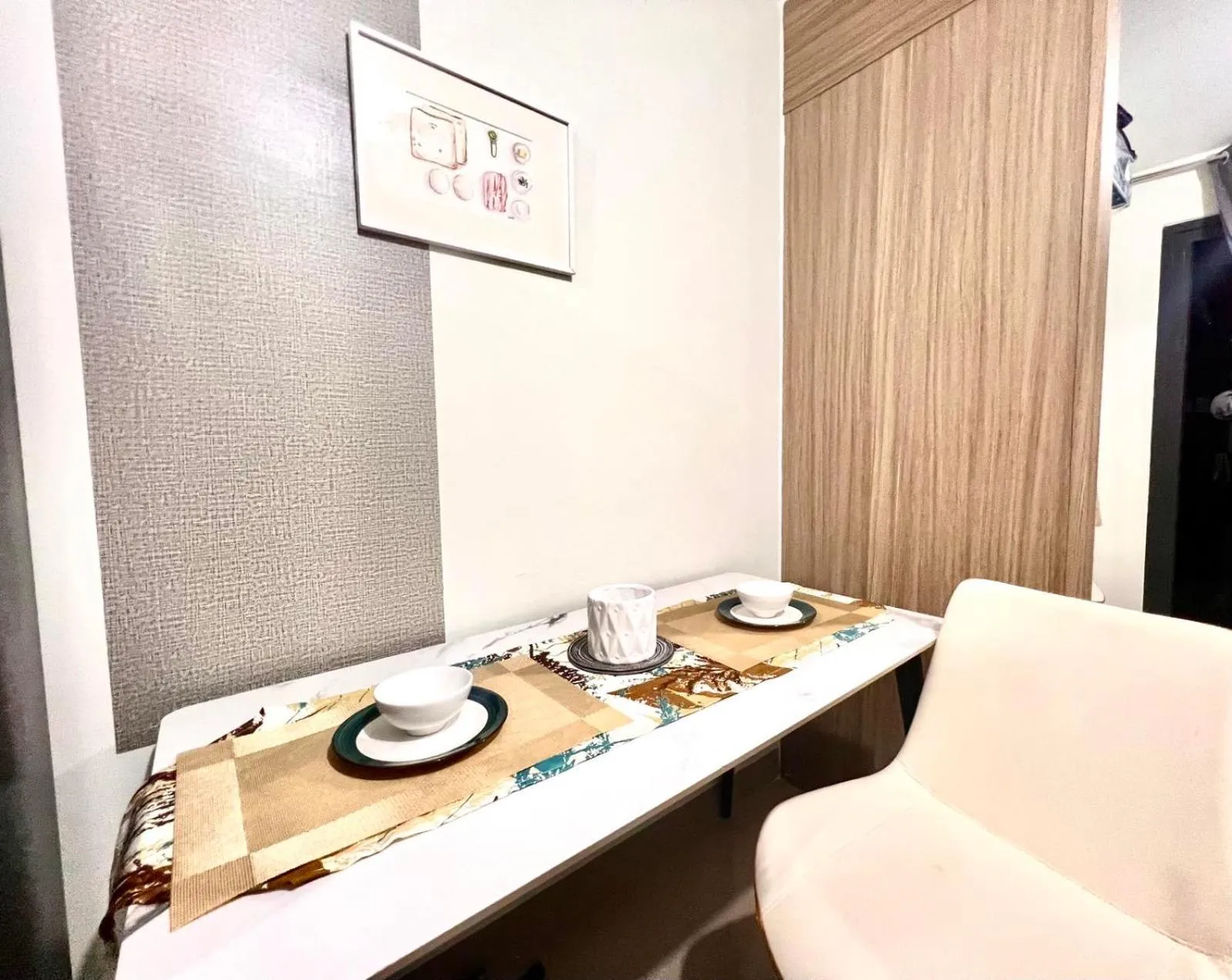 Dining area, Bed in Mall Of Asia - Aseana Prime Accommodations