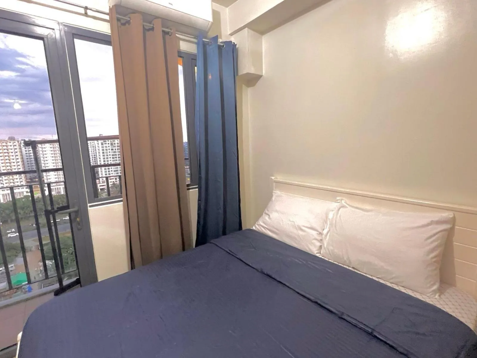 Bedroom, Bed in Mall Of Asia - Aseana Prime Accommodations