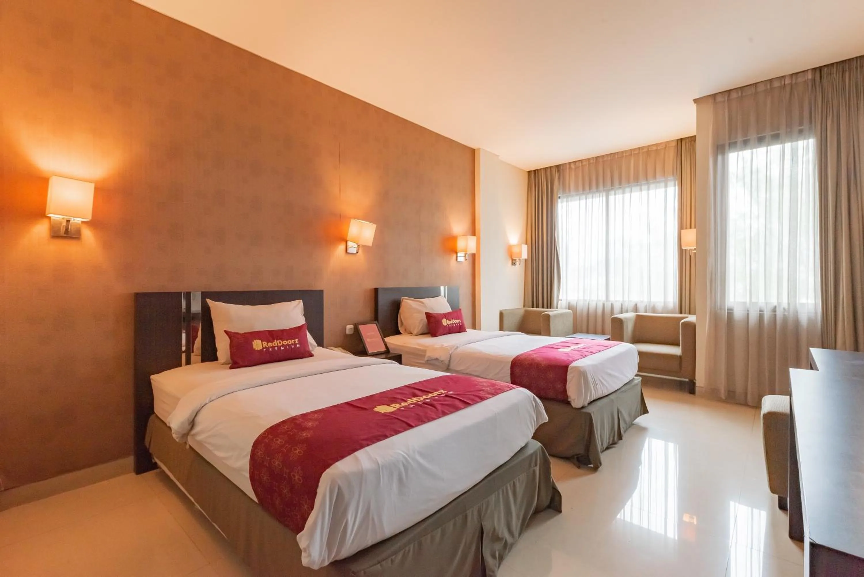 Deluxe Twin Room in RedDoorz Premium near Paris Van Java Mall