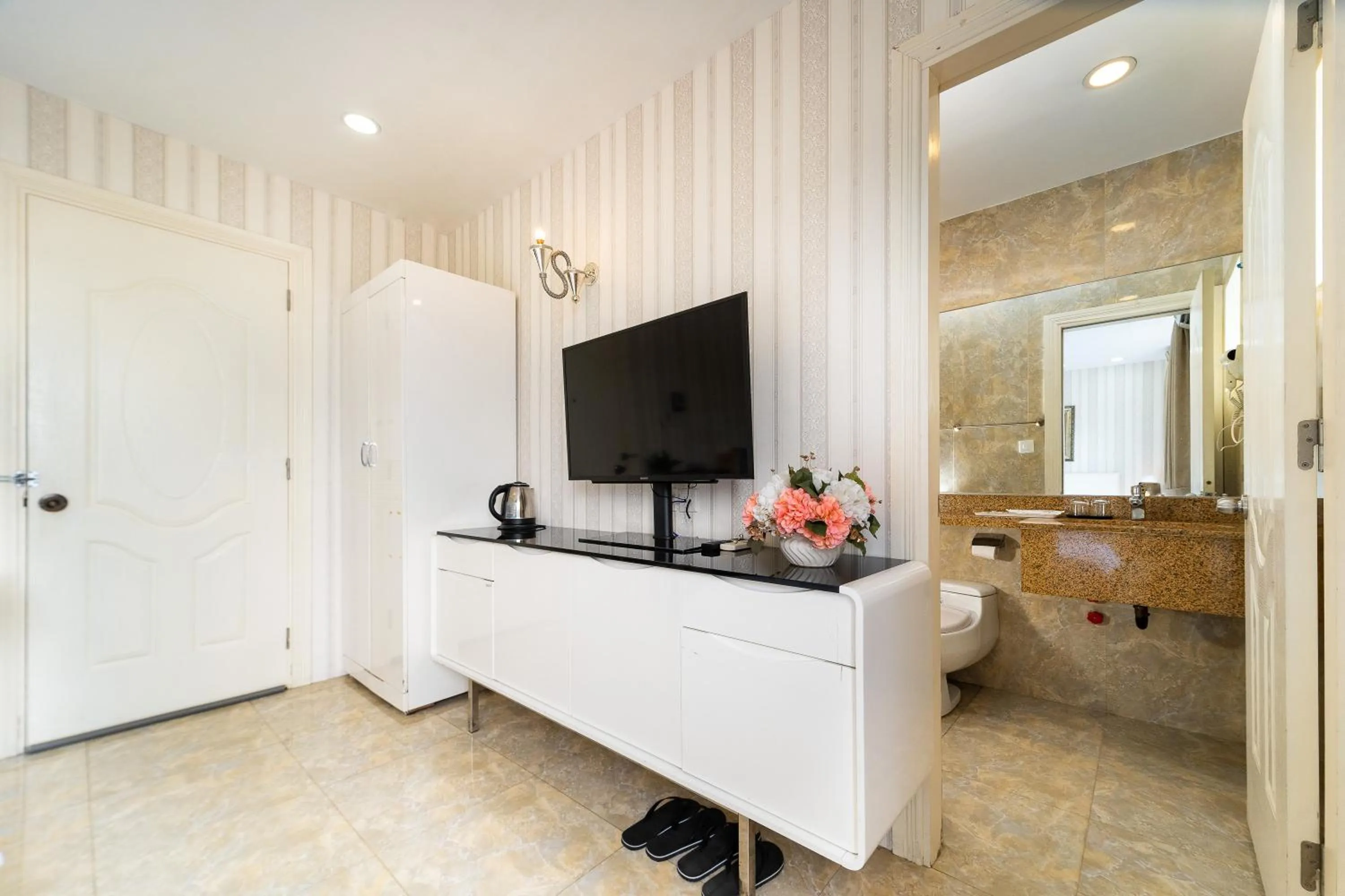 TV and multimedia in WIN hotel & Apartment