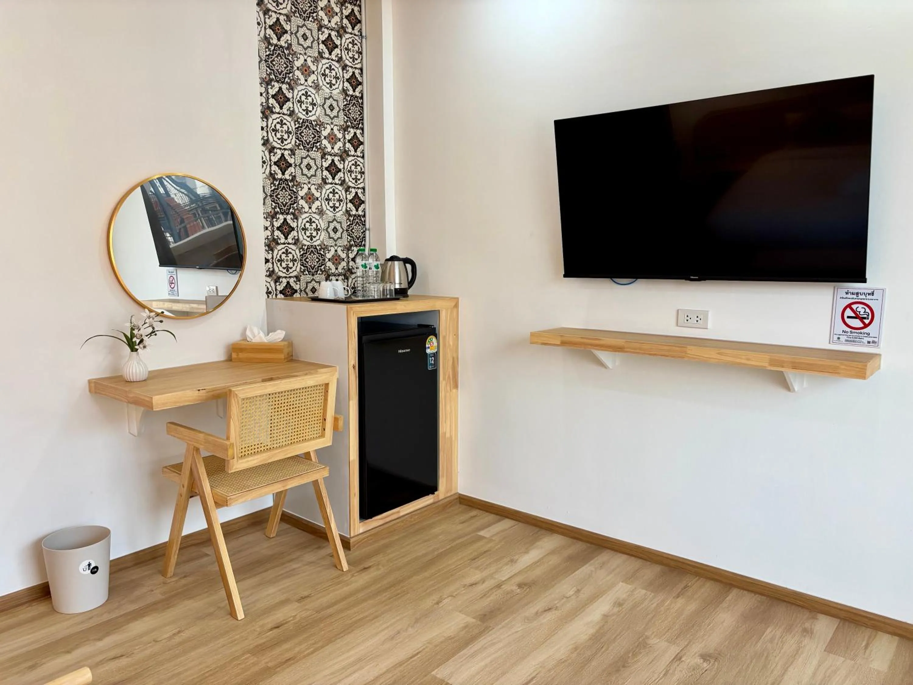 TV and multimedia in Charm Hostel at Pratumnak