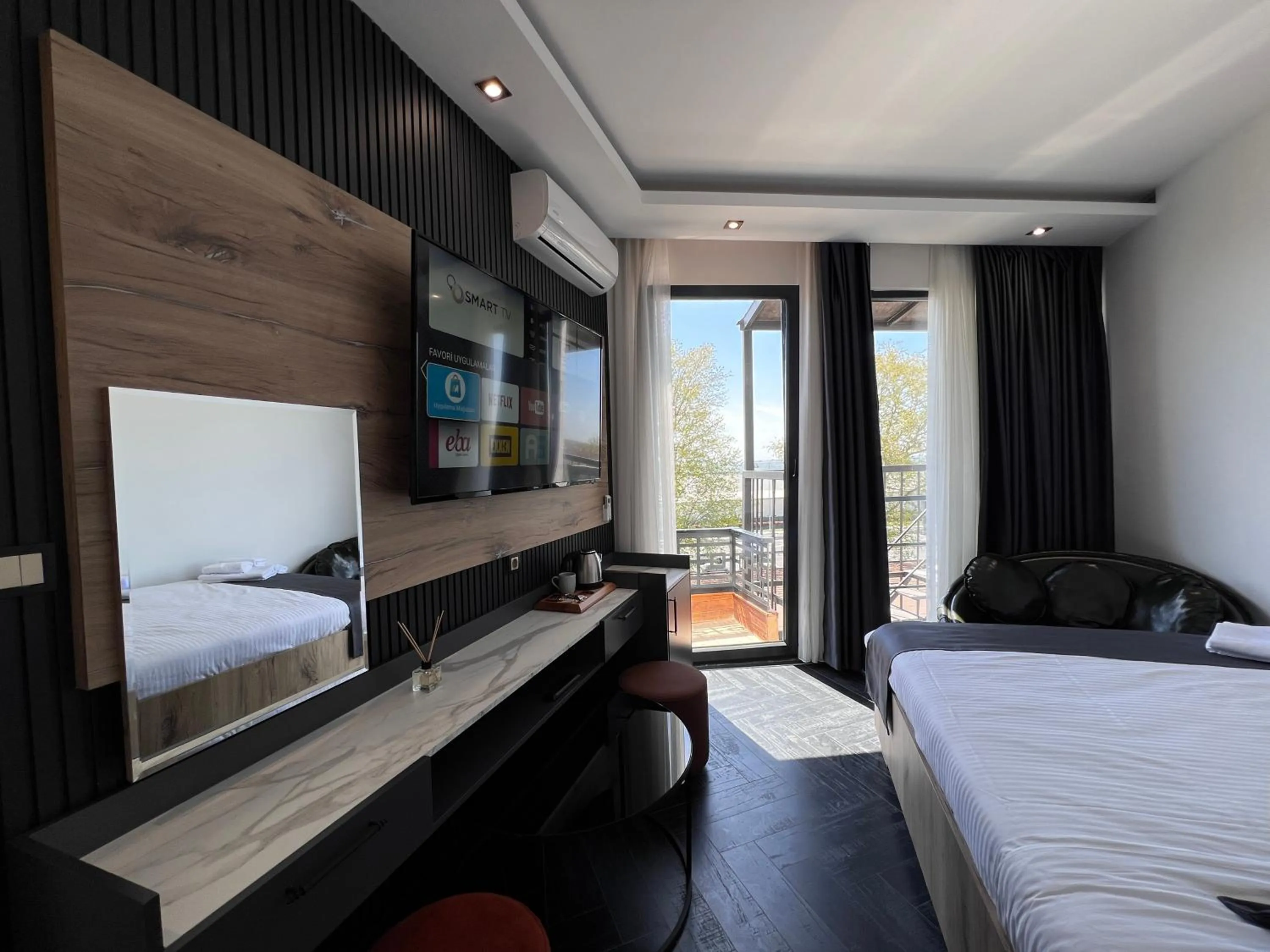 Communal lounge/ TV room, Bed in The Bail Hotel