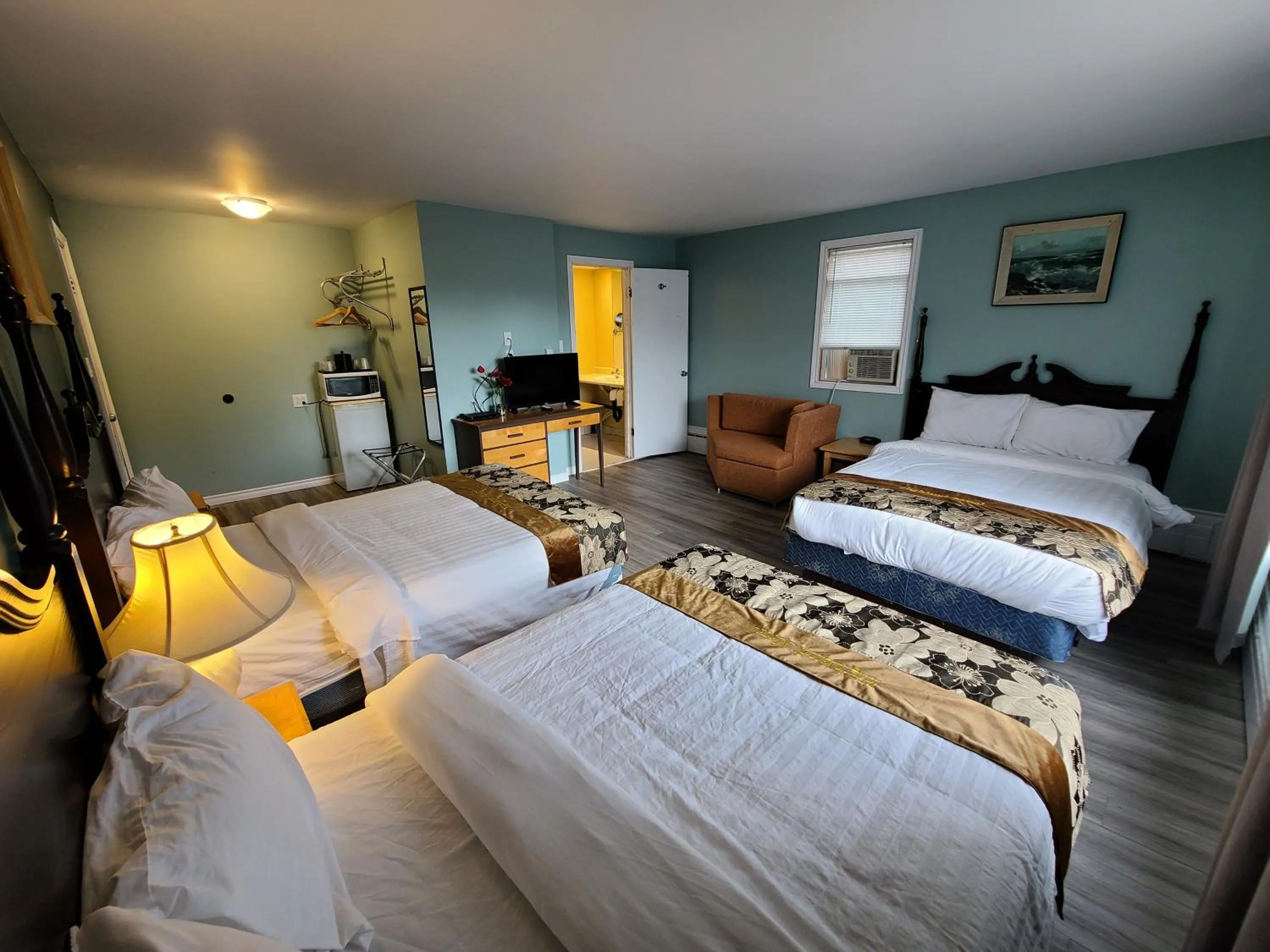 Photo of the whole room, Bed in Highland Motel