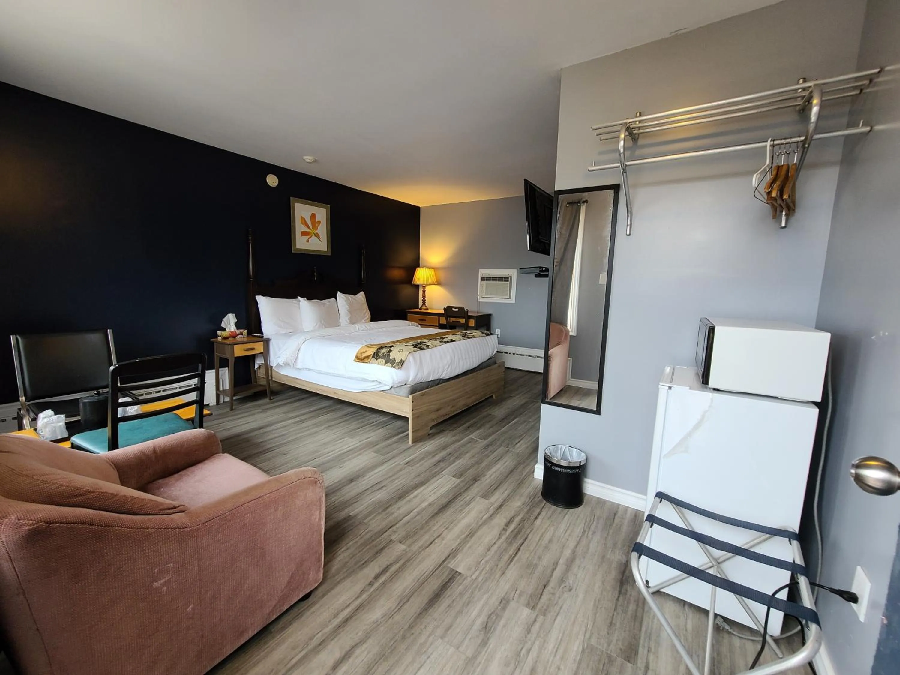 Photo of the whole room, Bed in Highland Motel