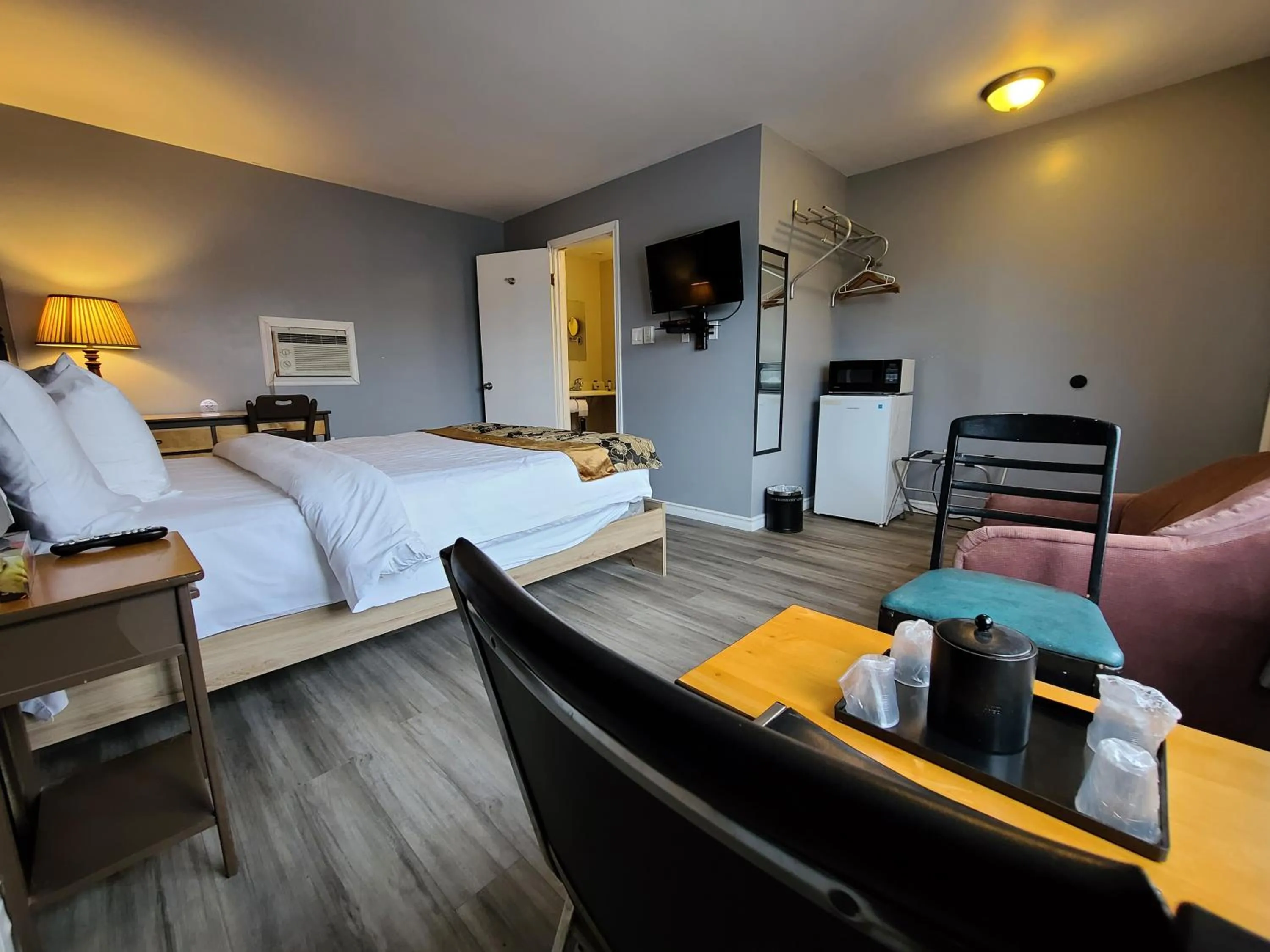 Photo of the whole room, Bed in Highland Motel