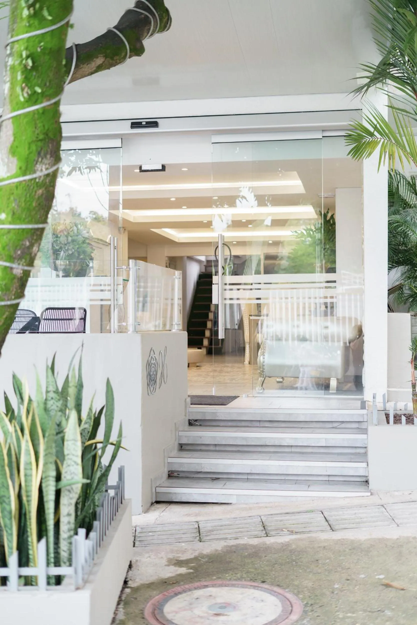 Facade/entrance in Recovery house by Zenya Host