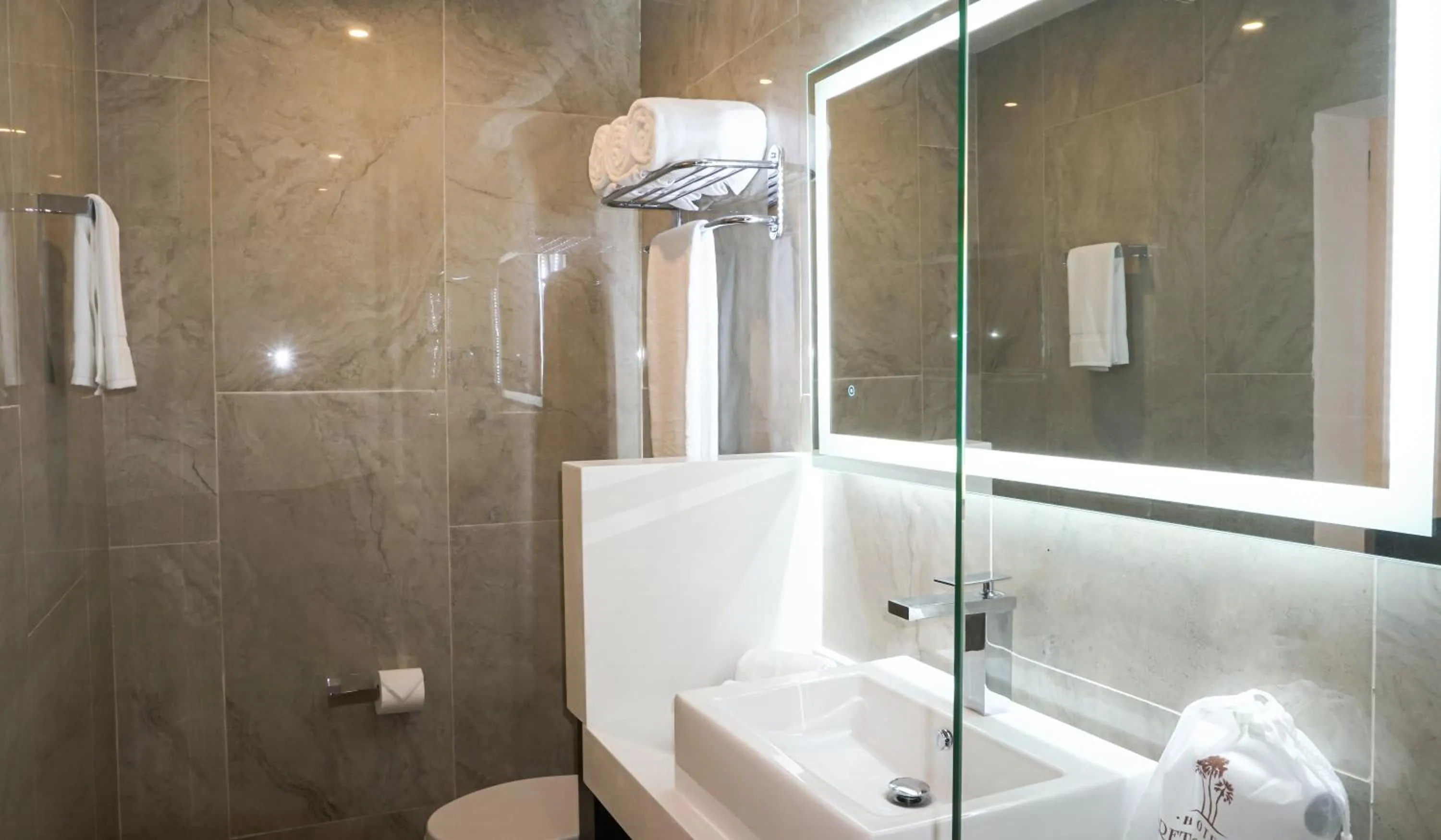 Shower in Hotel Loreto Palmar