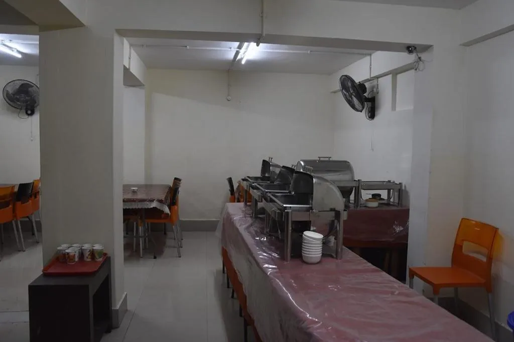 Restaurant/places to eat in Hotel Shreesh