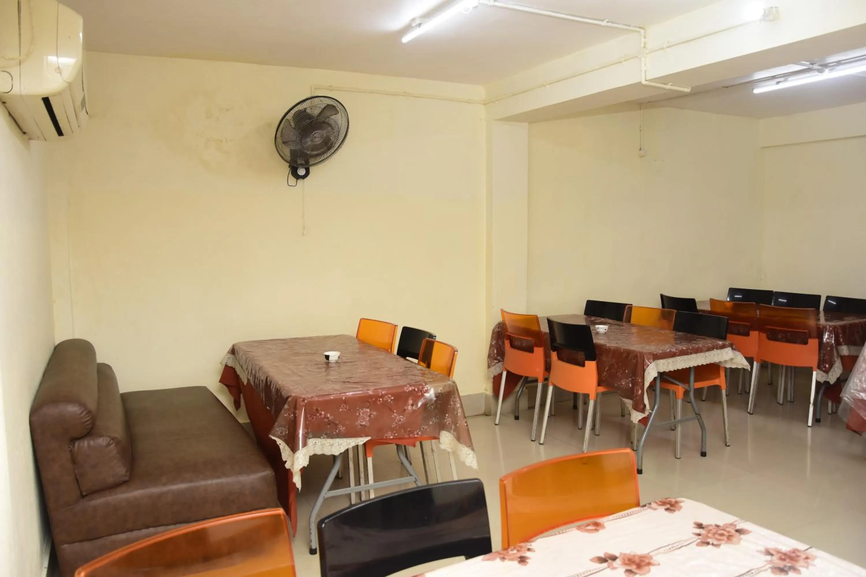 Restaurant/places to eat in Hotel Shreesh