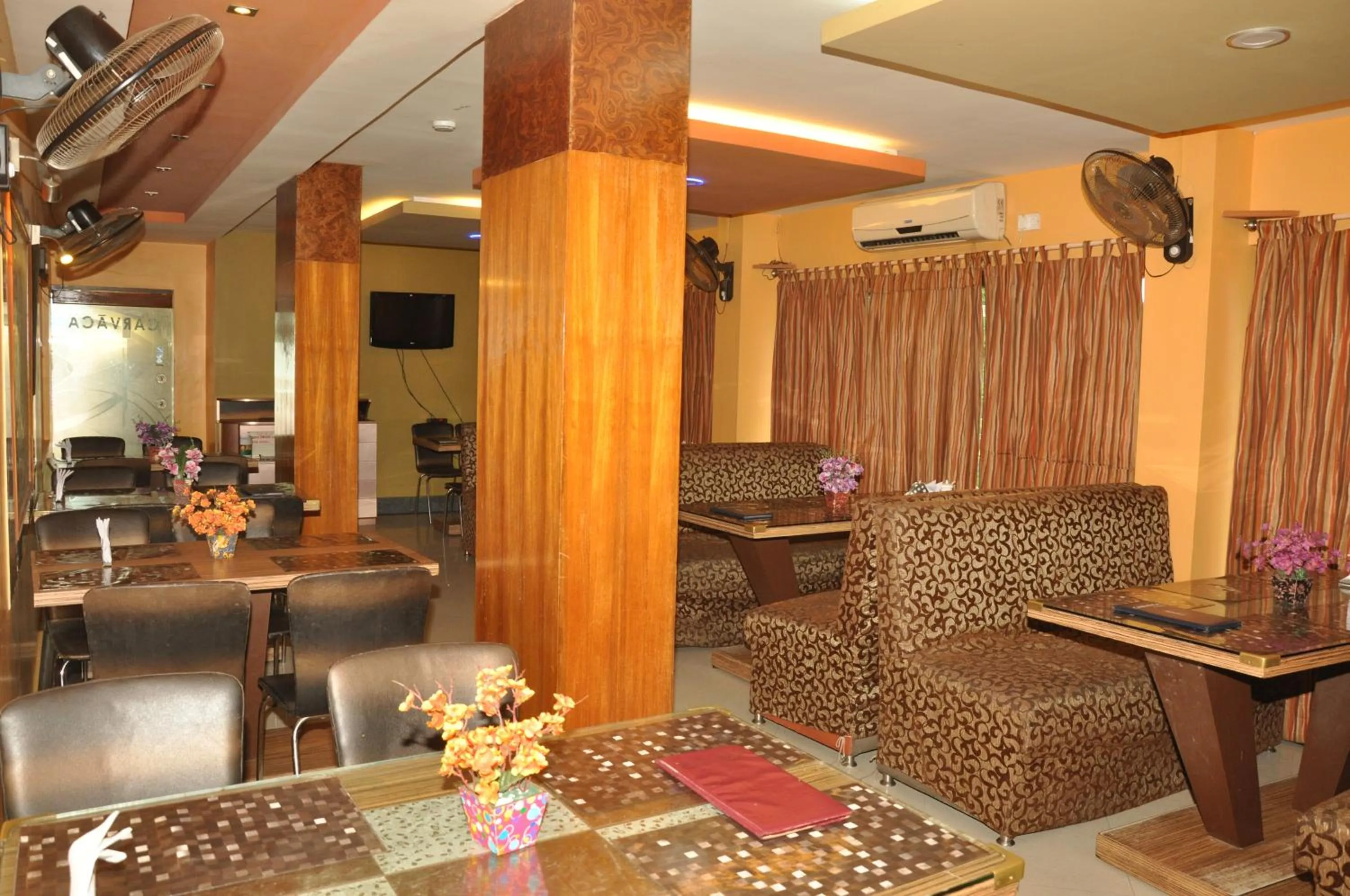 Restaurant/places to eat in Hotel Shreesh