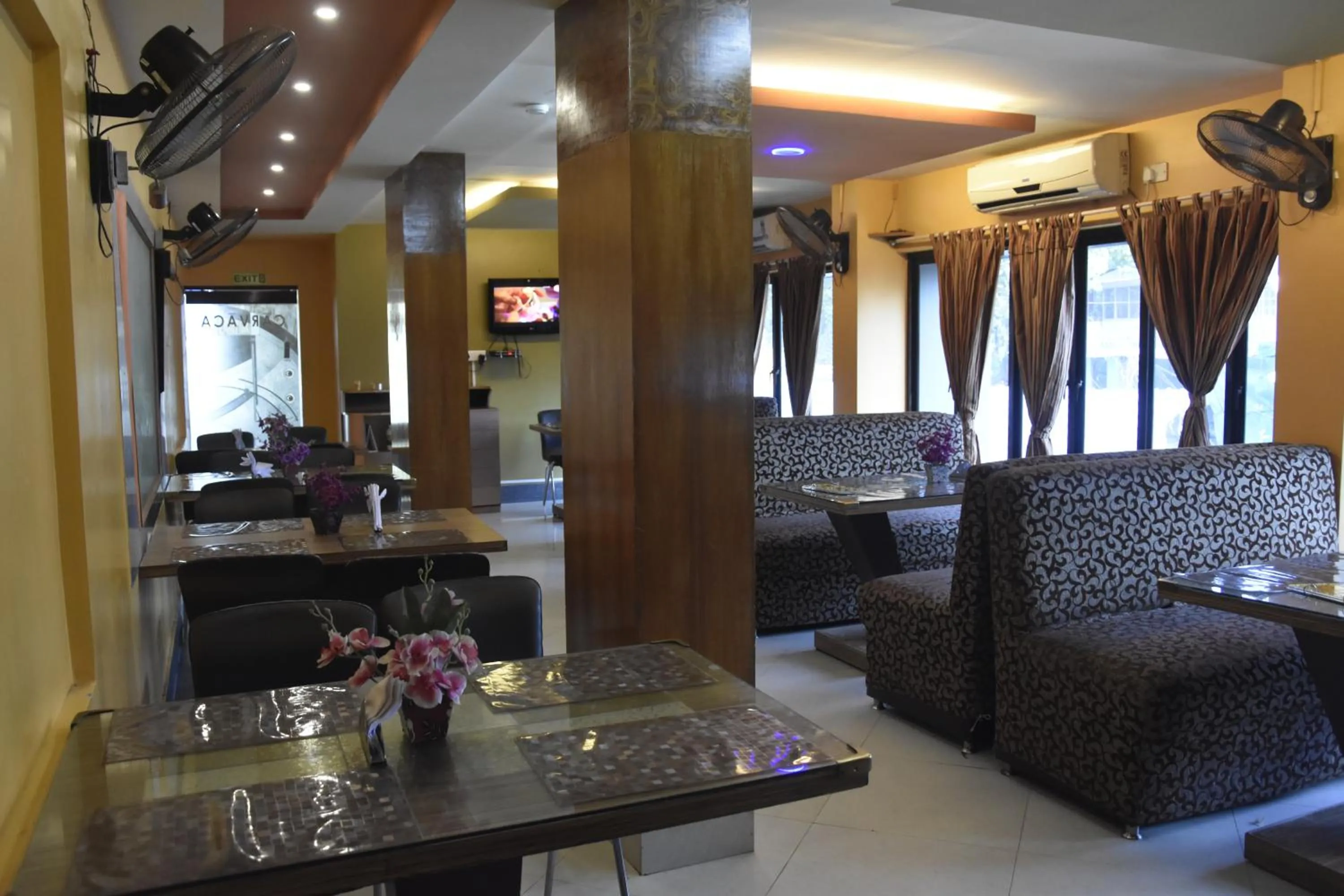 Restaurant/places to eat in Hotel Shreesh