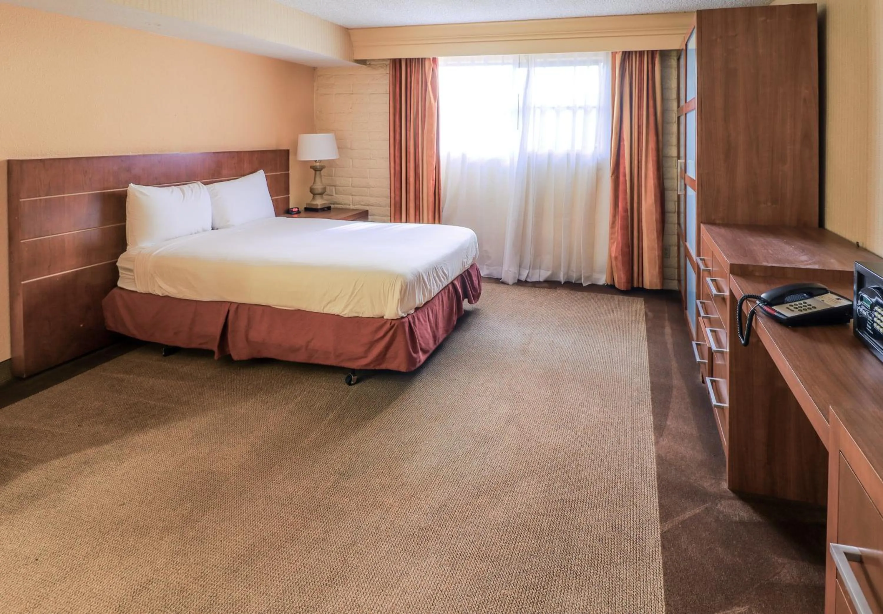 Photo of the whole room, Bed in Studio 6 Phoenix, AZ – Sky Harbor