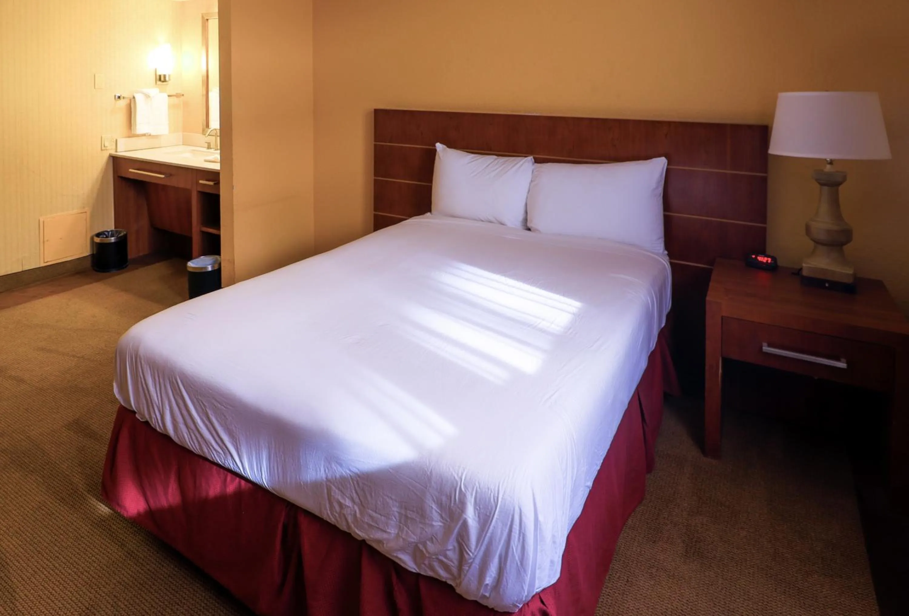 Photo of the whole room, Bed in Studio 6 Phoenix, AZ – Sky Harbor