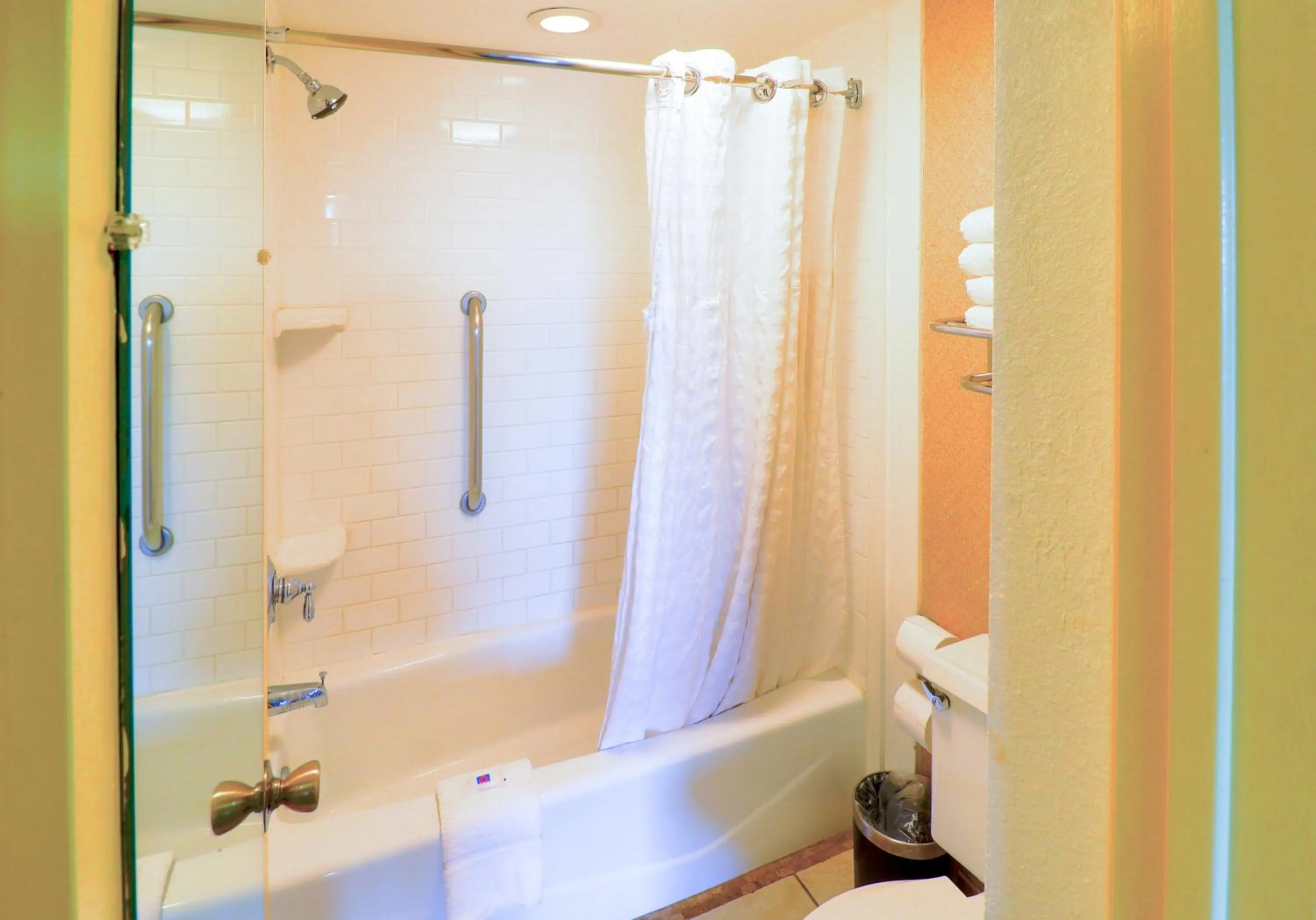 Bathroom in Studio 6 Phoenix, AZ – Sky Harbor